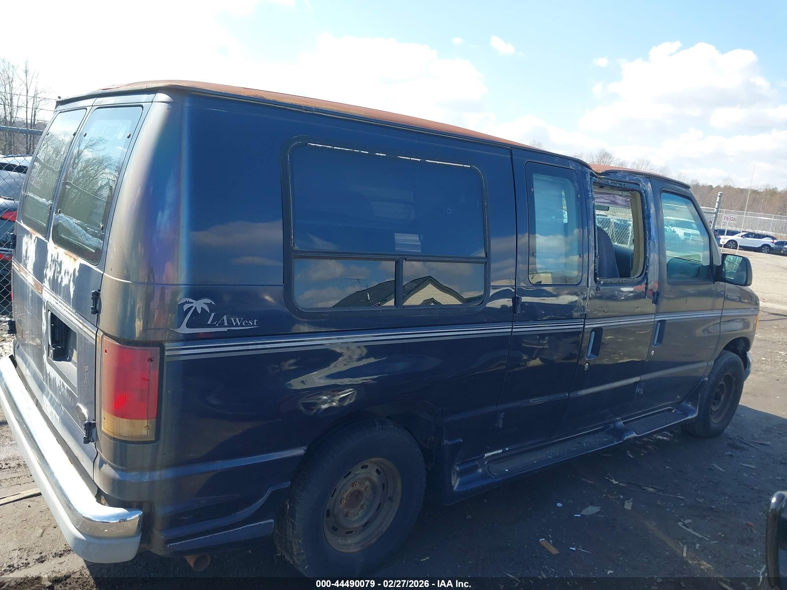 2000 Ford E-150 Recreational Blue vin: 1FDRE14W5YHA07600