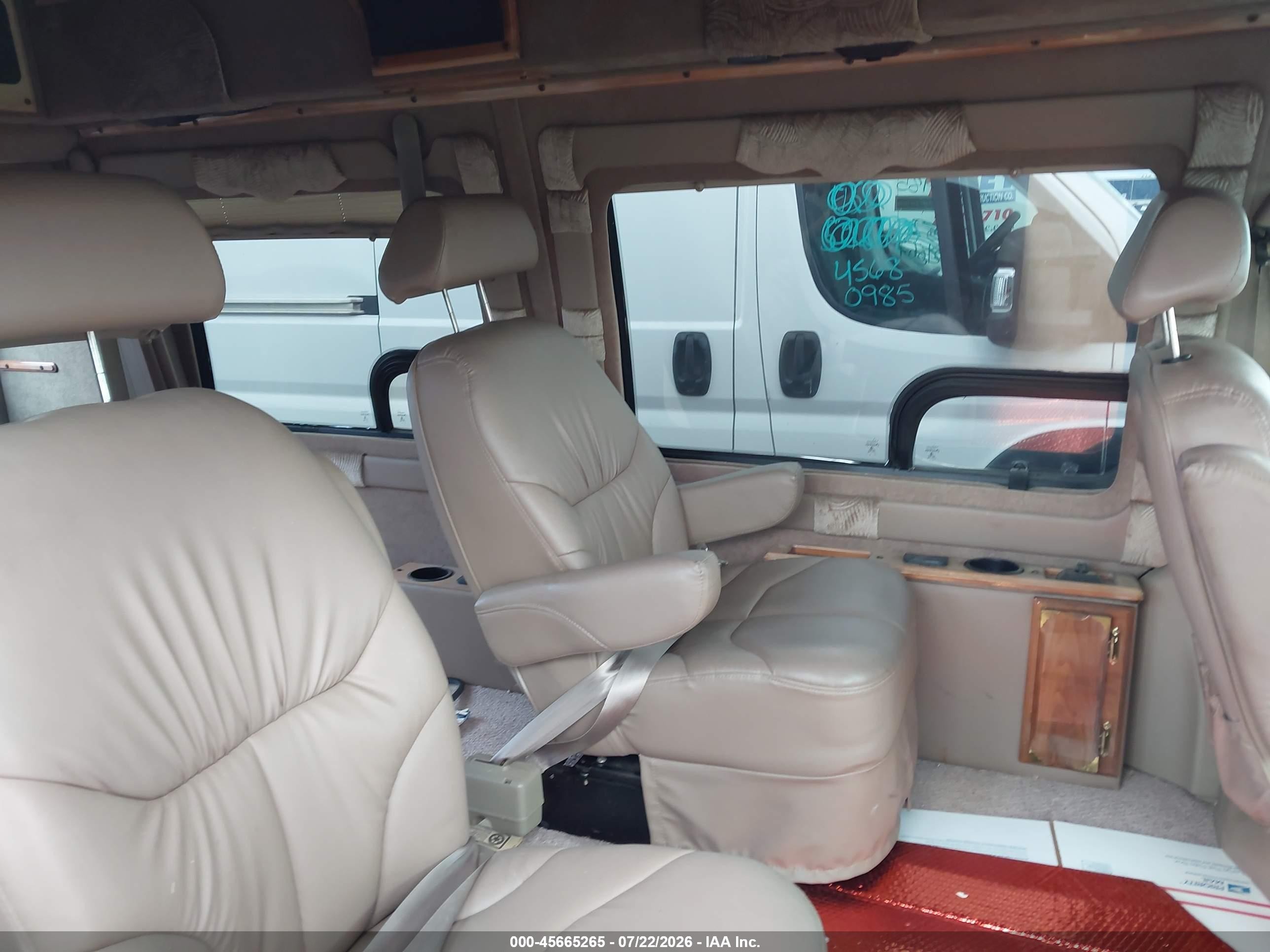 2000 Ford E-150 Recreational Red vin: 1FDRE14W5YHC03133