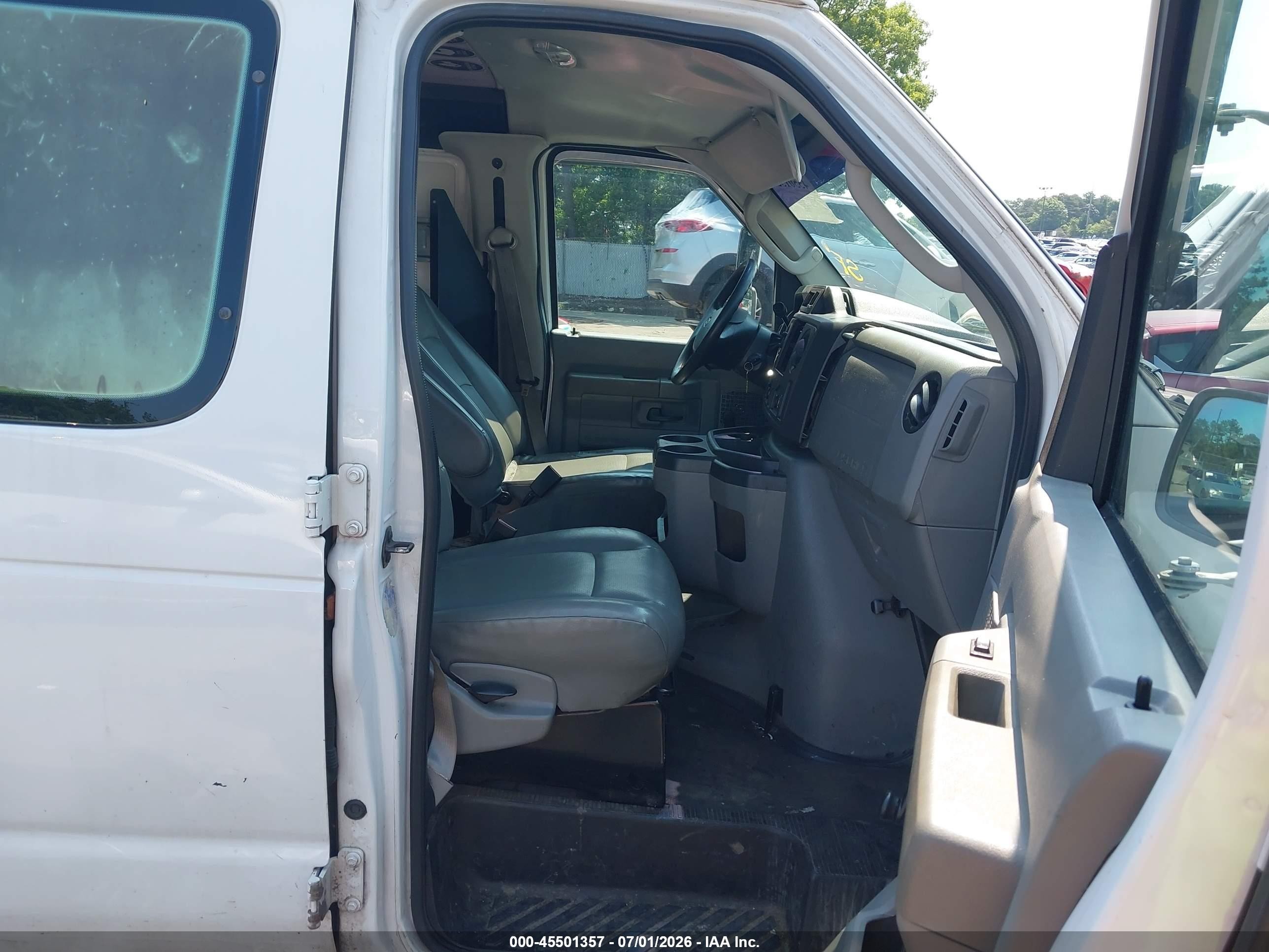2011 Ford E-350 Super Duty Commercial/recreational White vin: 1FDSS3EL1BDA32955