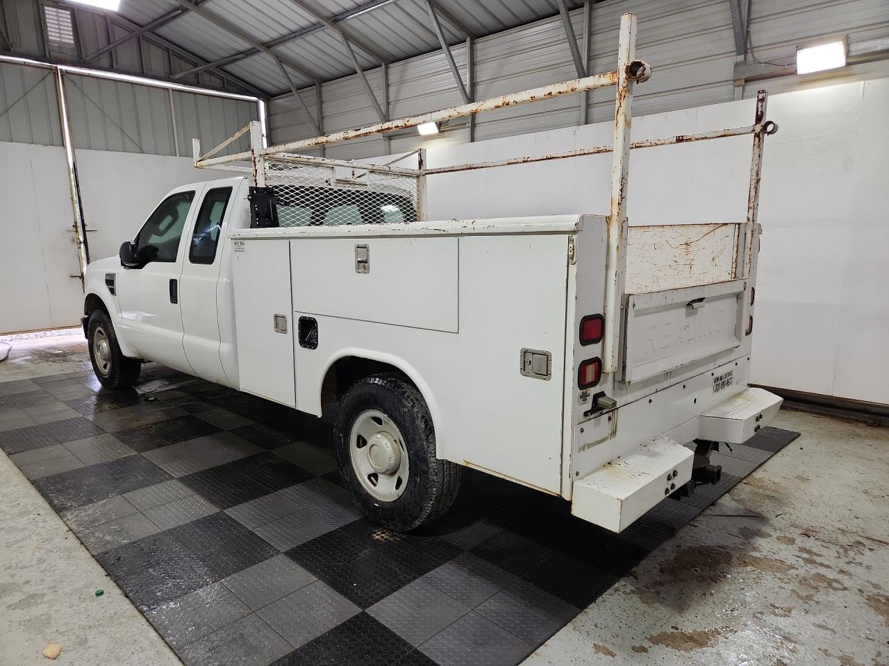 2008 Ford F250 Super Duty White vin: 1FDSX20578EB98629 Damage: Rear Metal Bumper Painted, Rust, 1 To 2 Inches