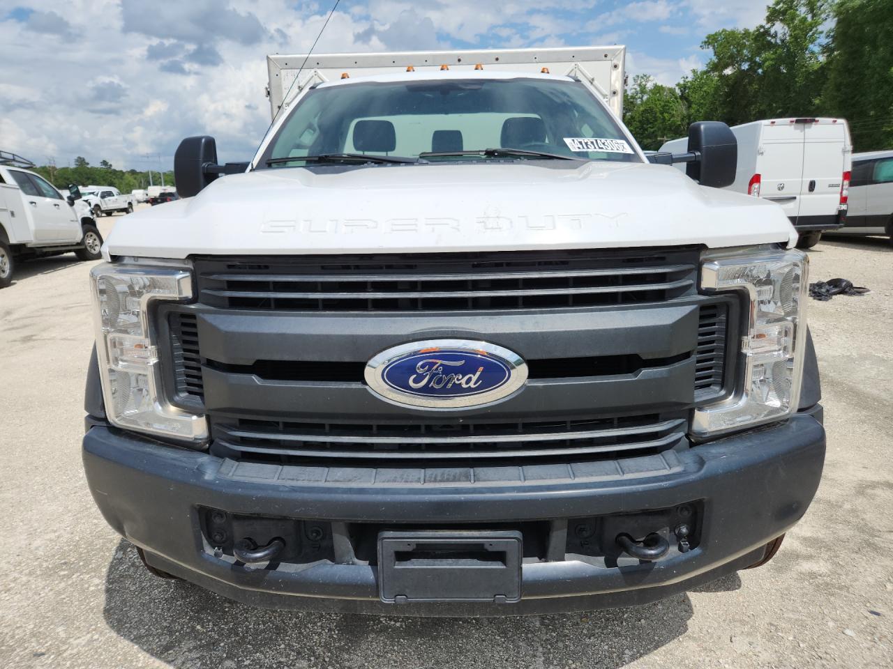2018 Ford F550 Super Duty White vin: 1FDUF5GT9JDA00453 Damage: Front Metal Bumper Painted, Dent(S) W/ Paint Dmg, 3 To 4 Inches