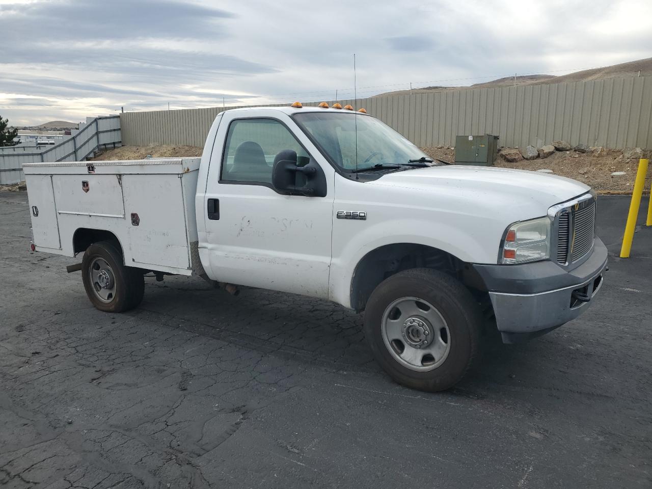 2005 Ford F350 White vin: 1FDWF35566EA77333