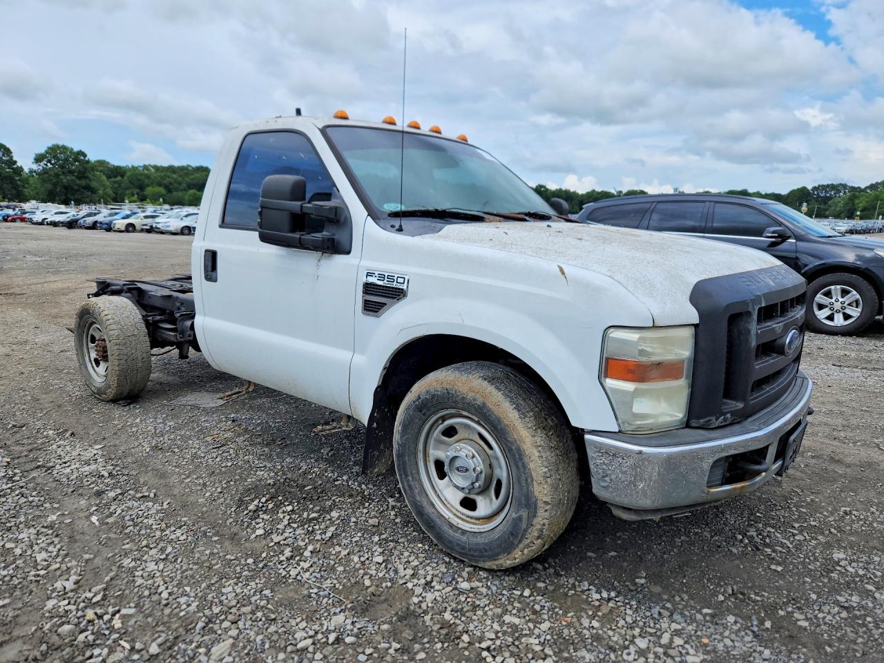 2010 Ford F350 Super Duty White vin: 1FDWF3E58AEA60008