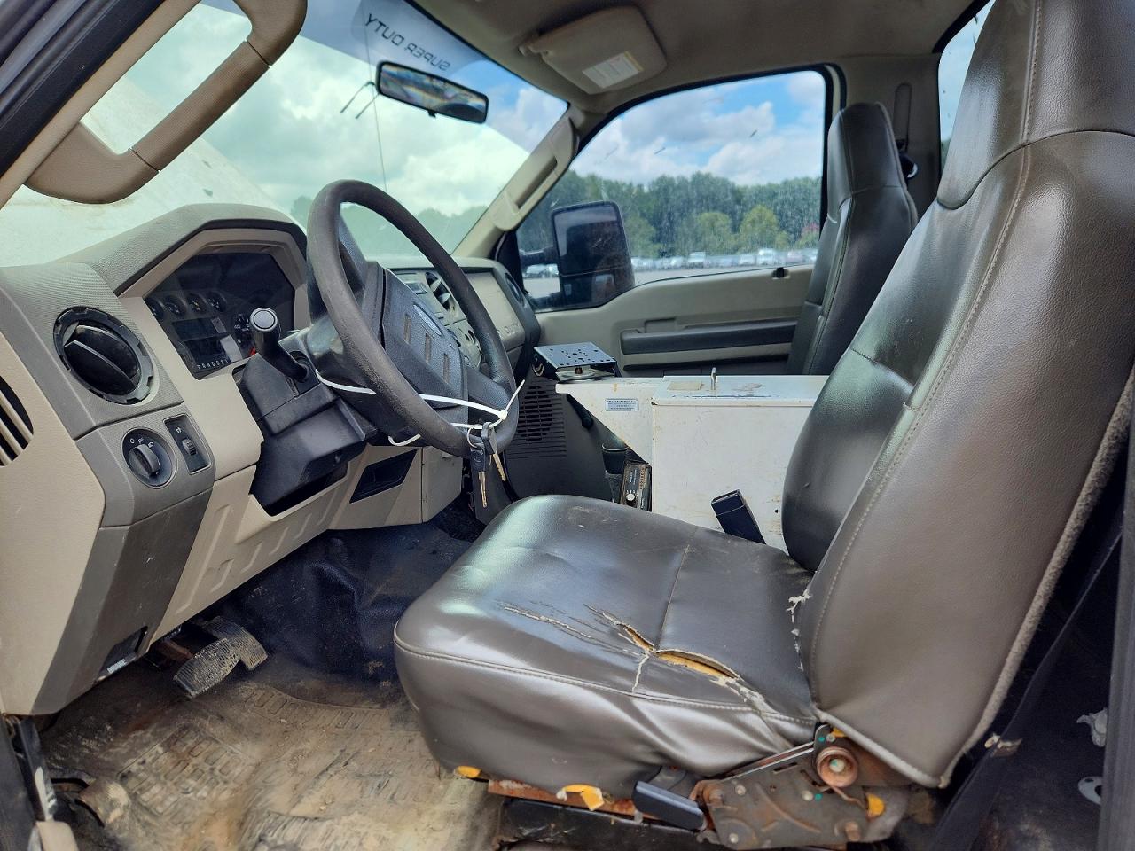 2010 Ford F350 Super Duty White vin: 1FDWF3E58AEA60008