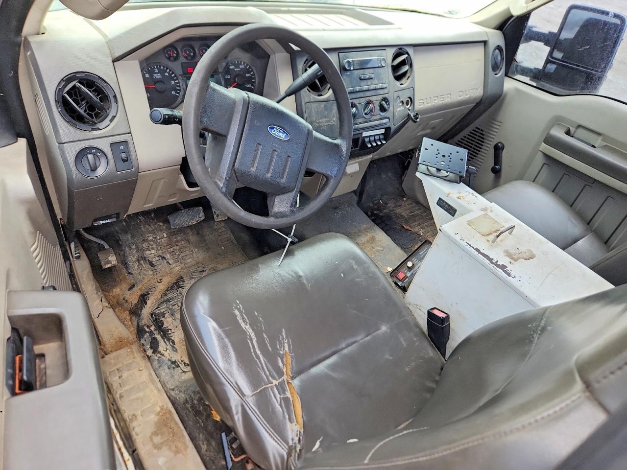 2010 Ford F350 Super Duty White vin: 1FDWF3E58AEA60008