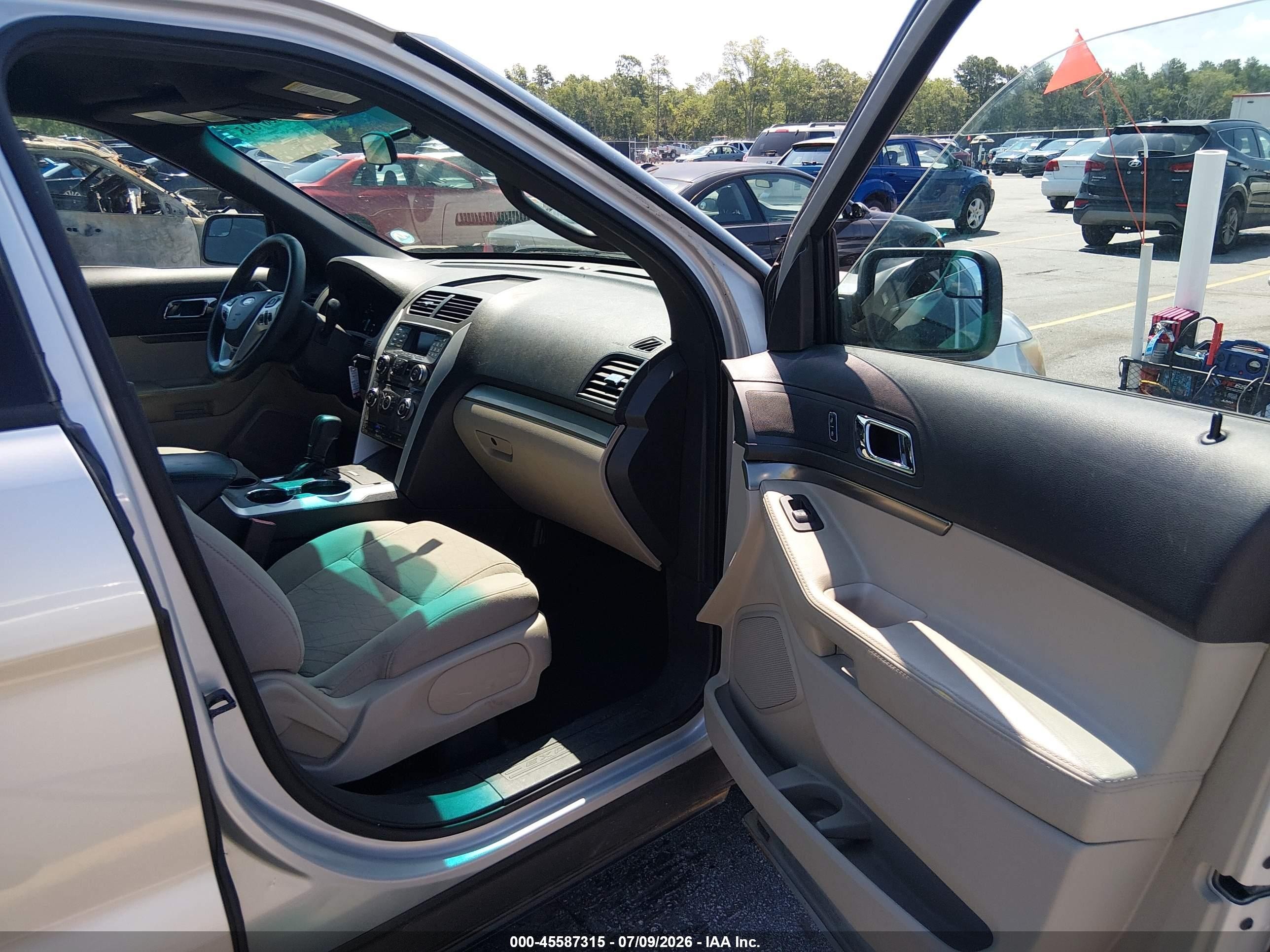 2015 Ford Explorer   Silver vin: 1FM5K7B81FGB22082