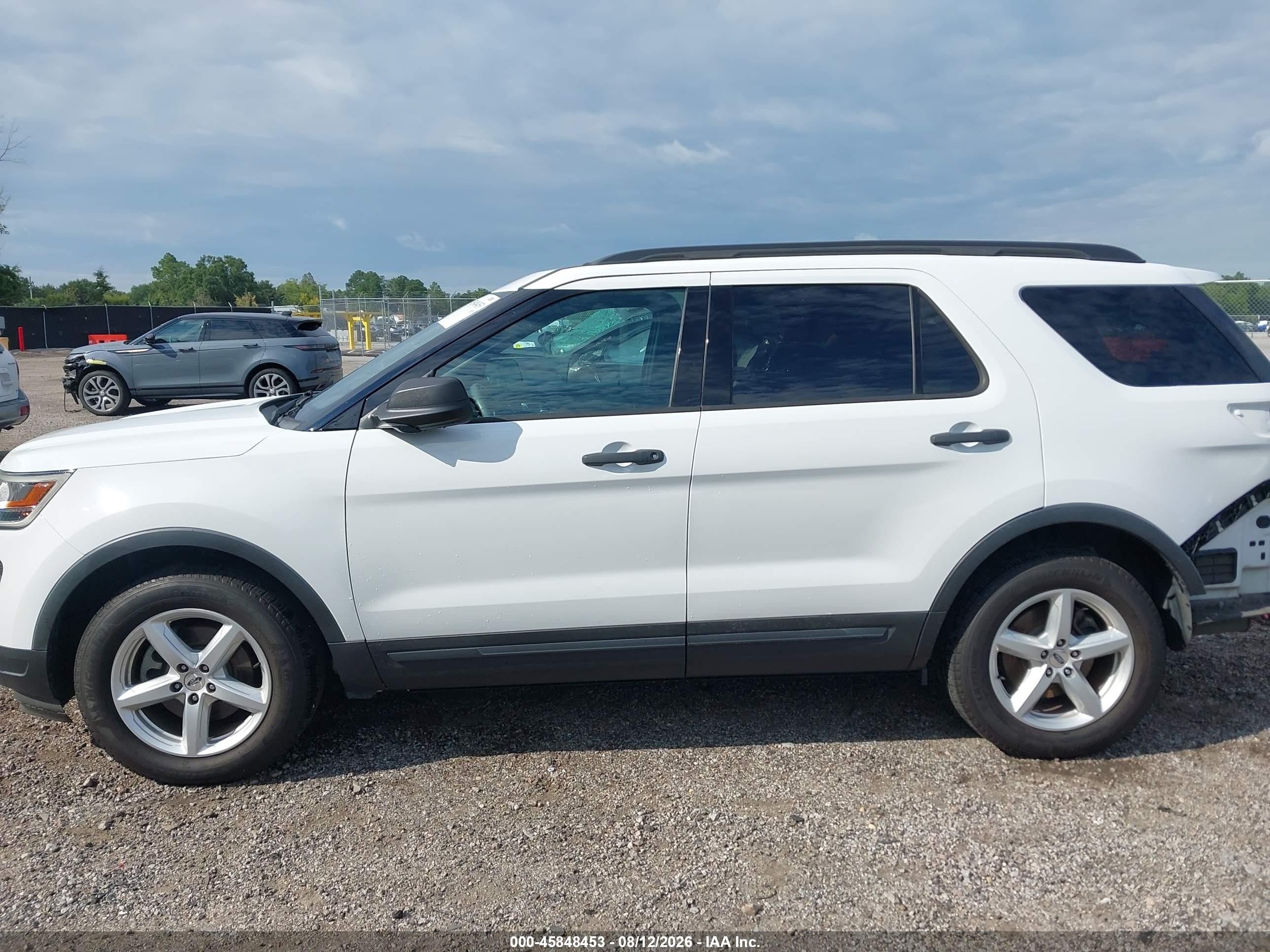 2018 Ford Explorer   Белый vin: 1FM5K7B82JGB09379