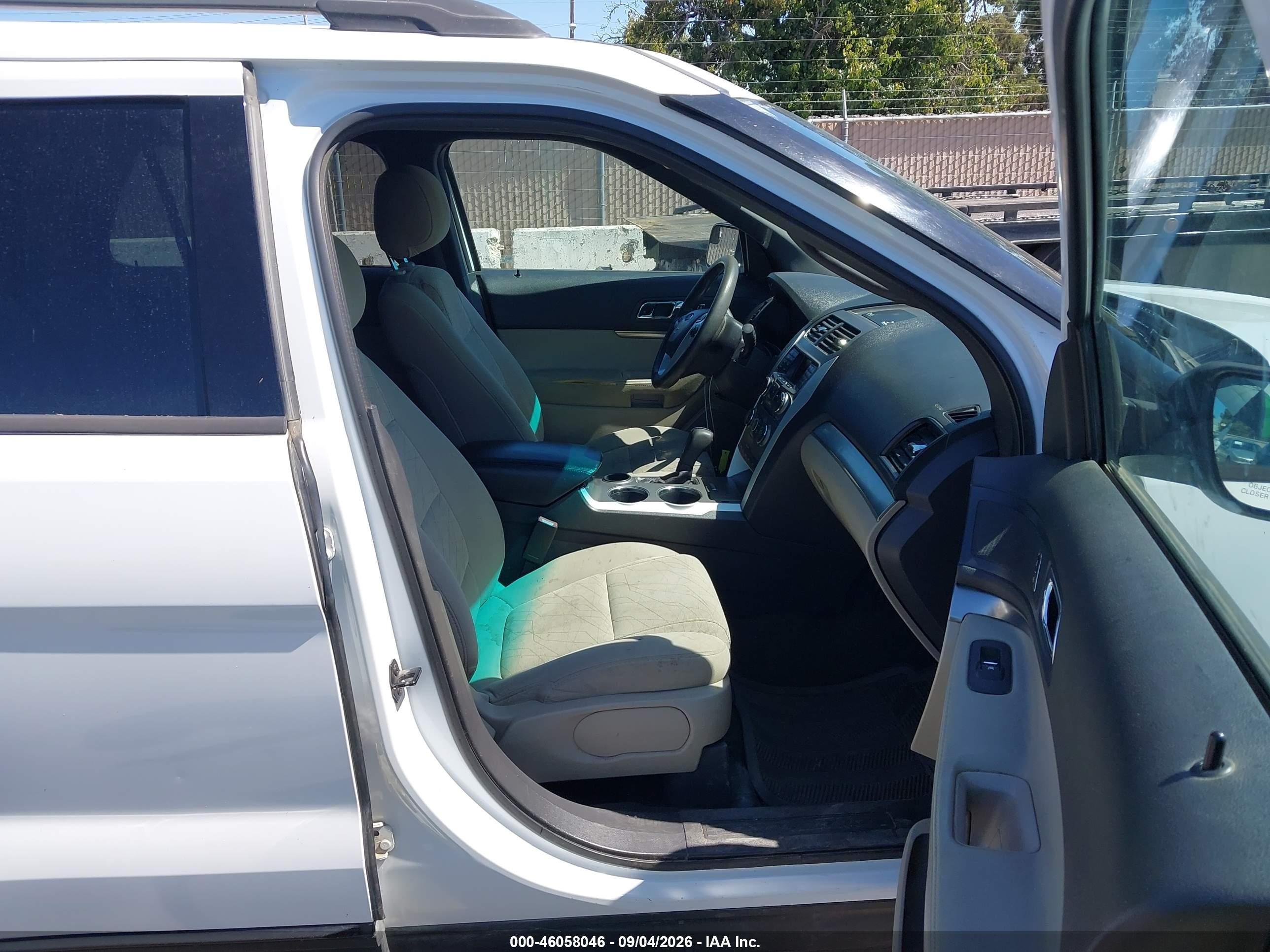 2014 Ford Explorer   White vin: 1FM5K7B86EGA03832