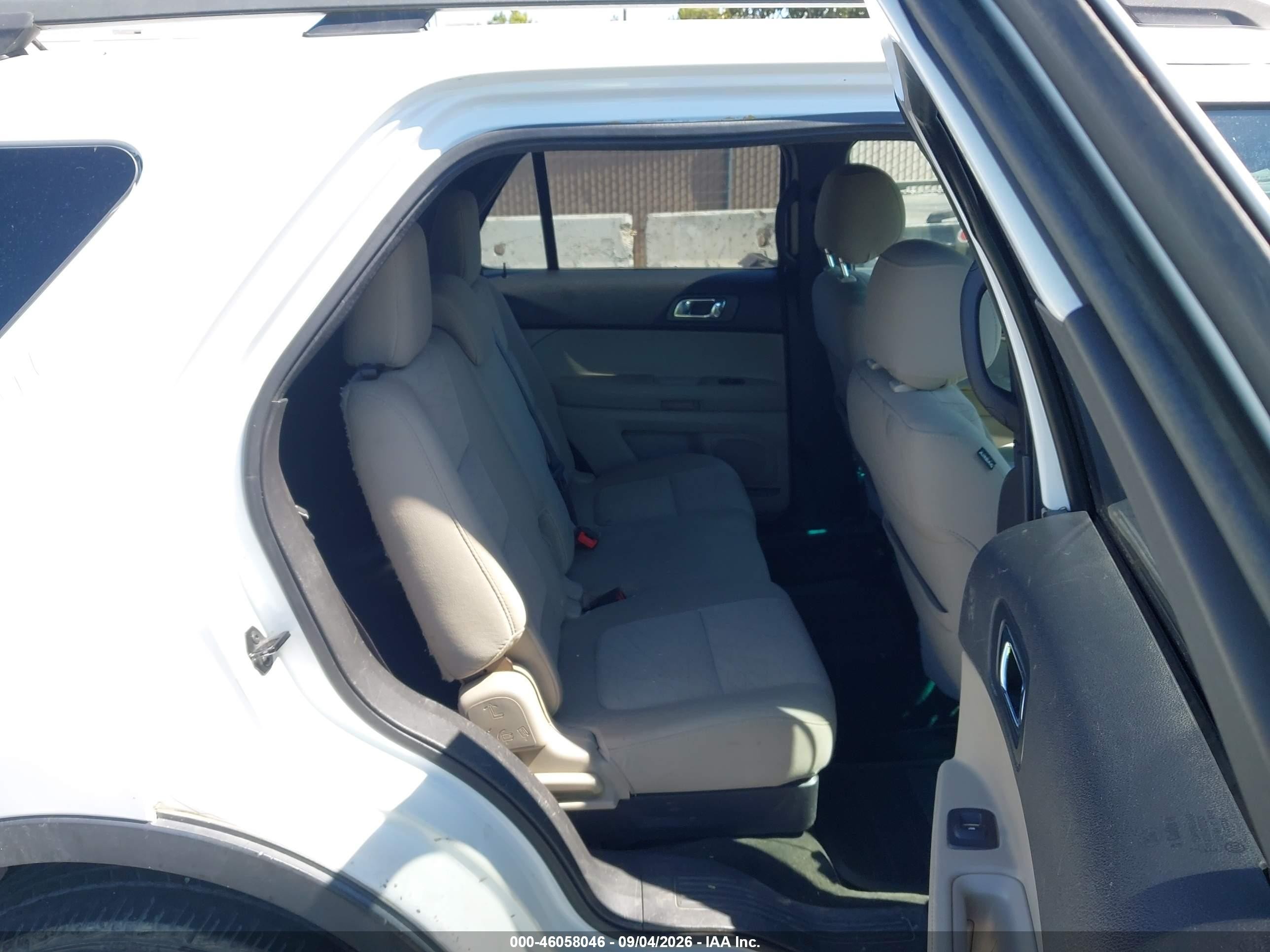2014 Ford Explorer   White vin: 1FM5K7B86EGA03832