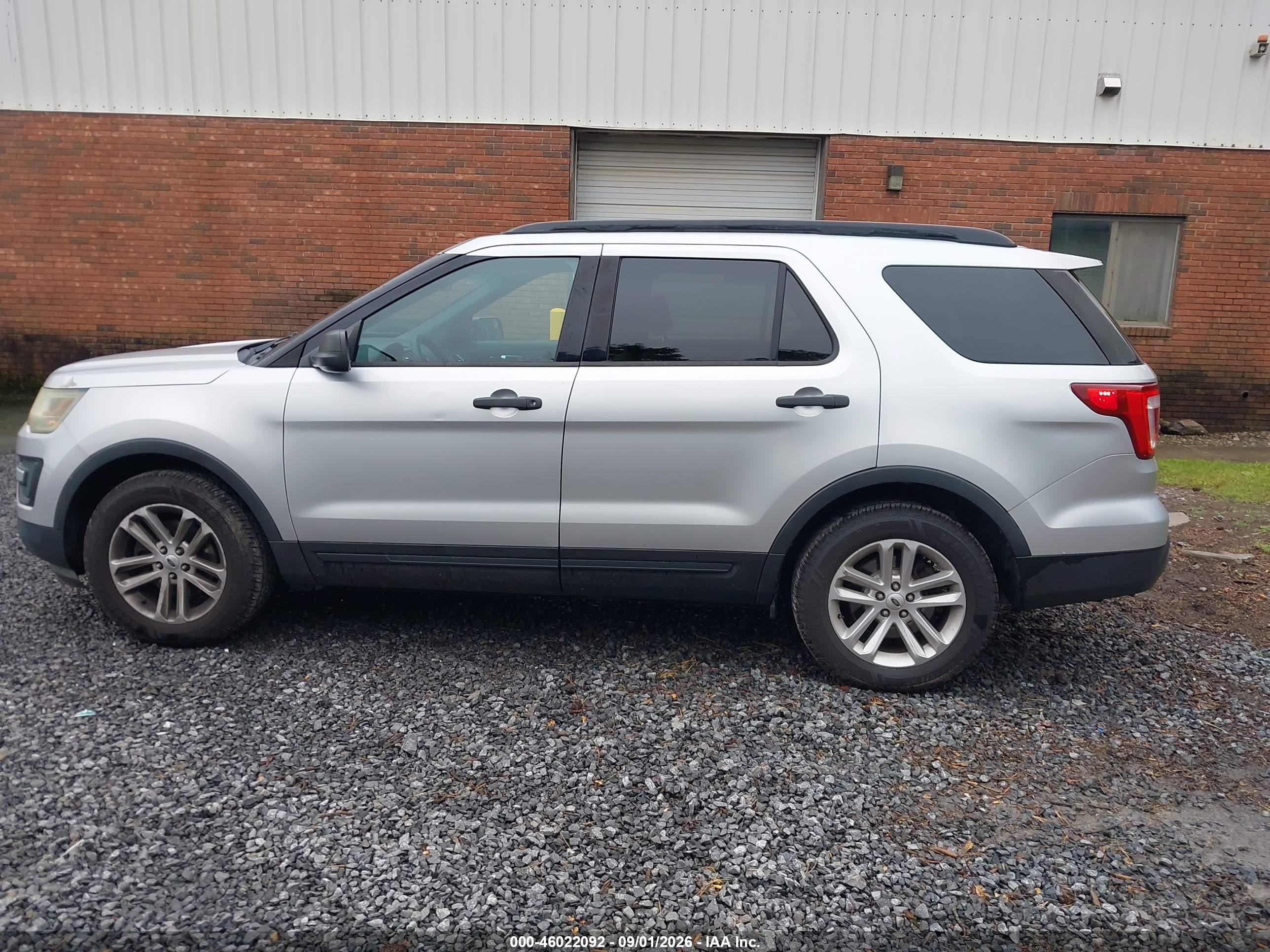 2016 Ford Explorer   Silver vin: 1FM5K7B86GGD06452