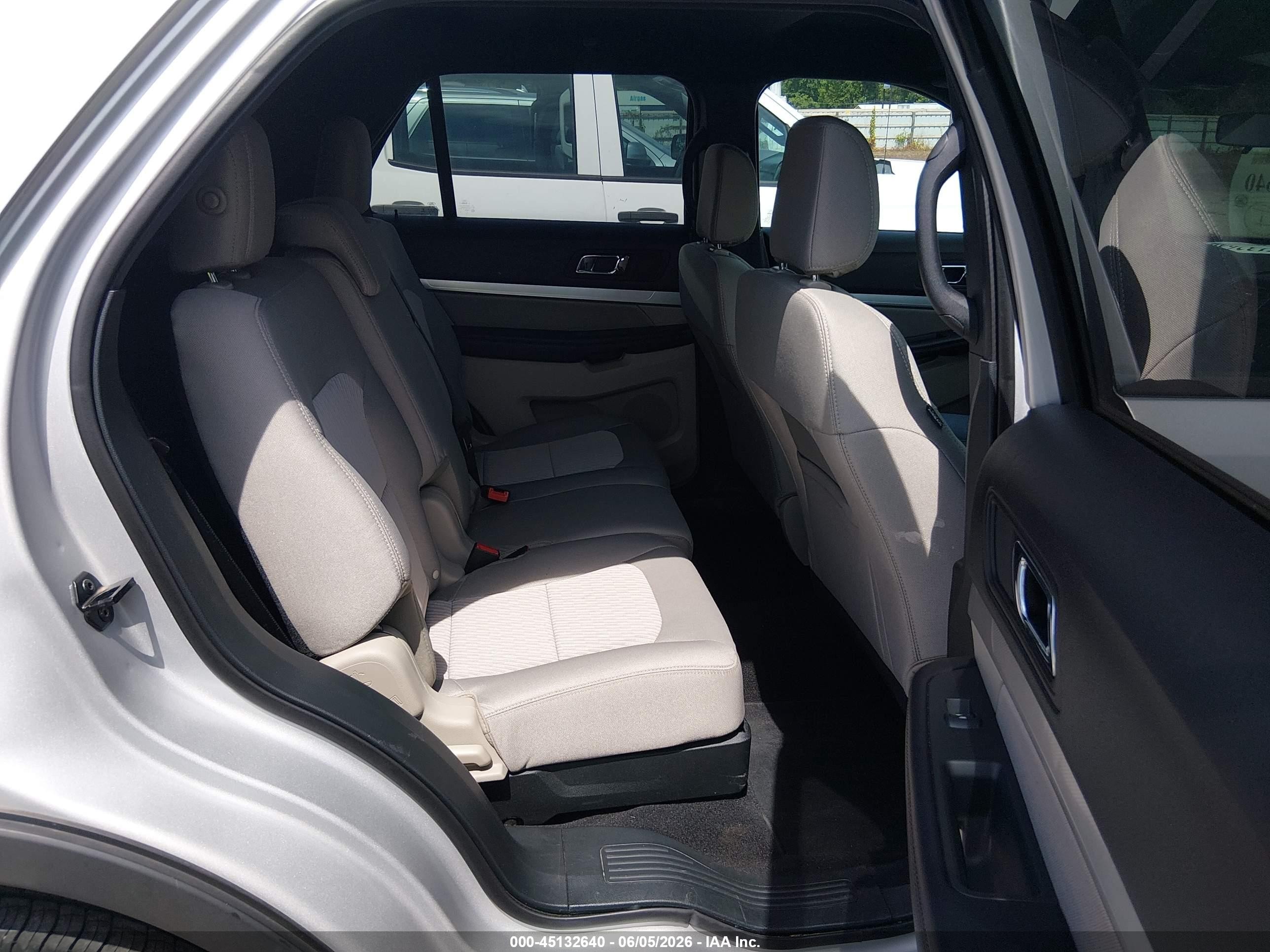 2018 Ford Explorer   Silver vin: 1FM5K7B86JGC45126