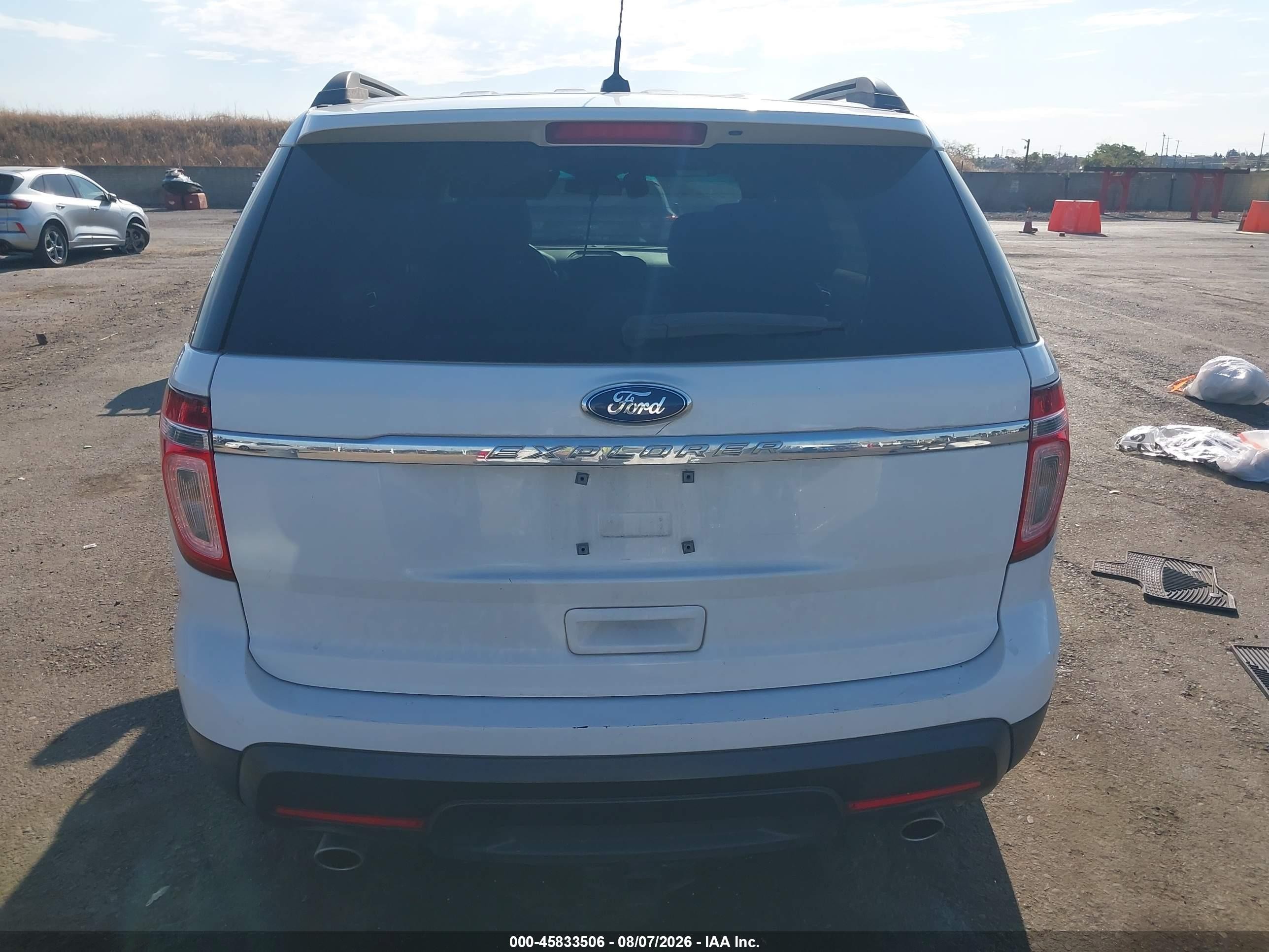 2014 Ford Explorer   White vin: 1FM5K7B89EGA44231