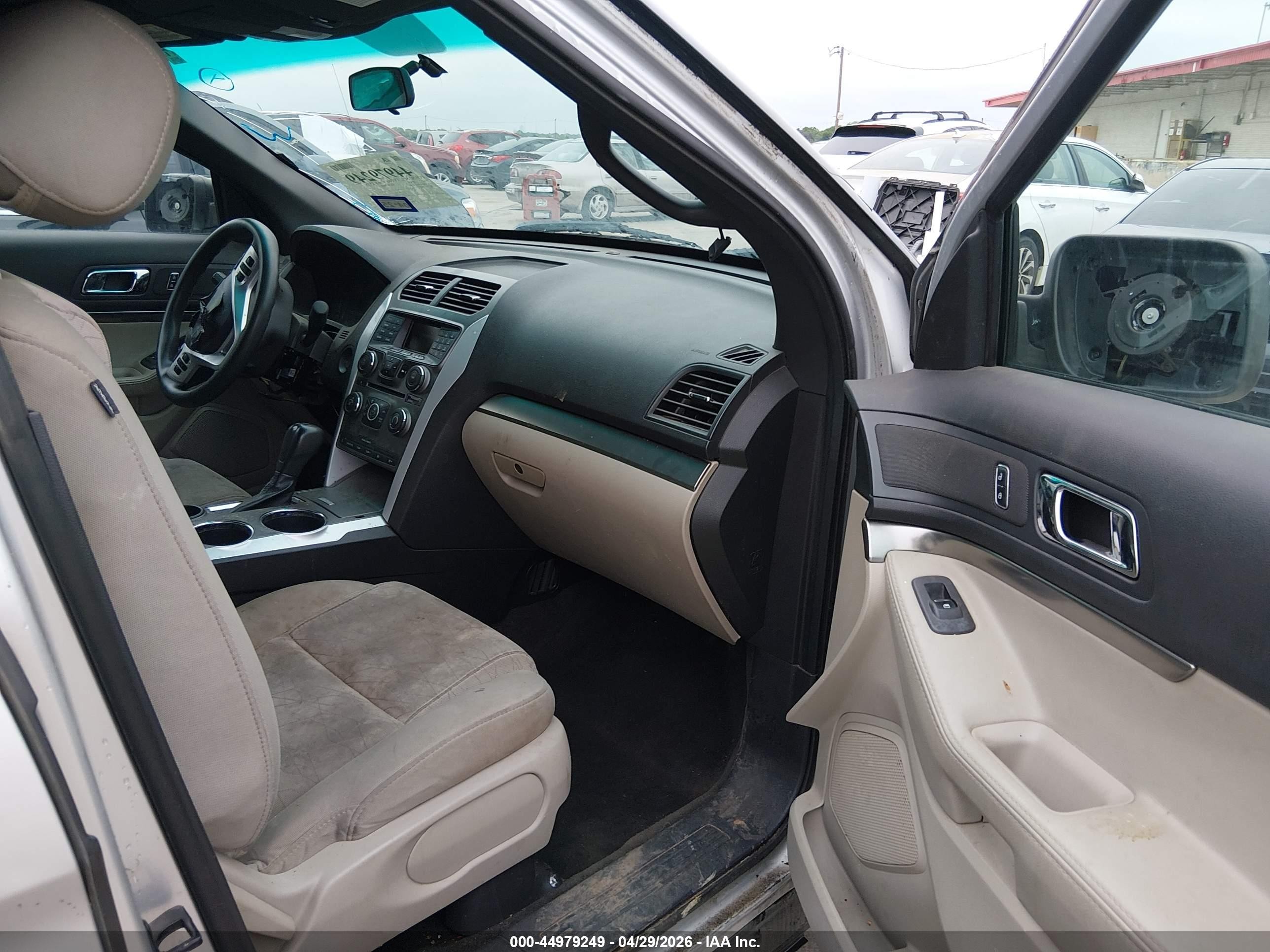 2014 Ford Explorer   Серебряный vin: 1FM5K7B8XEGB51563