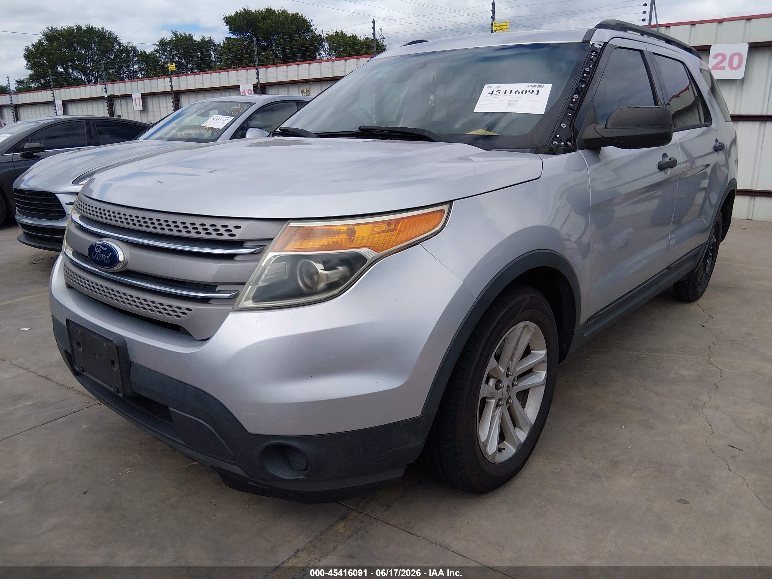 2015 Ford Explorer   Серебряный vin: 1FM5K7B8XFGA33529