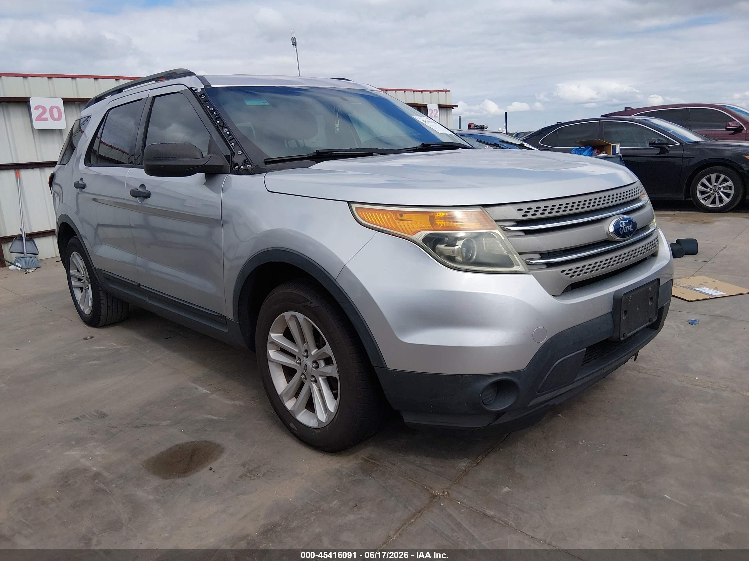 2015 Ford Explorer   Серебряный vin: 1FM5K7B8XFGA33529