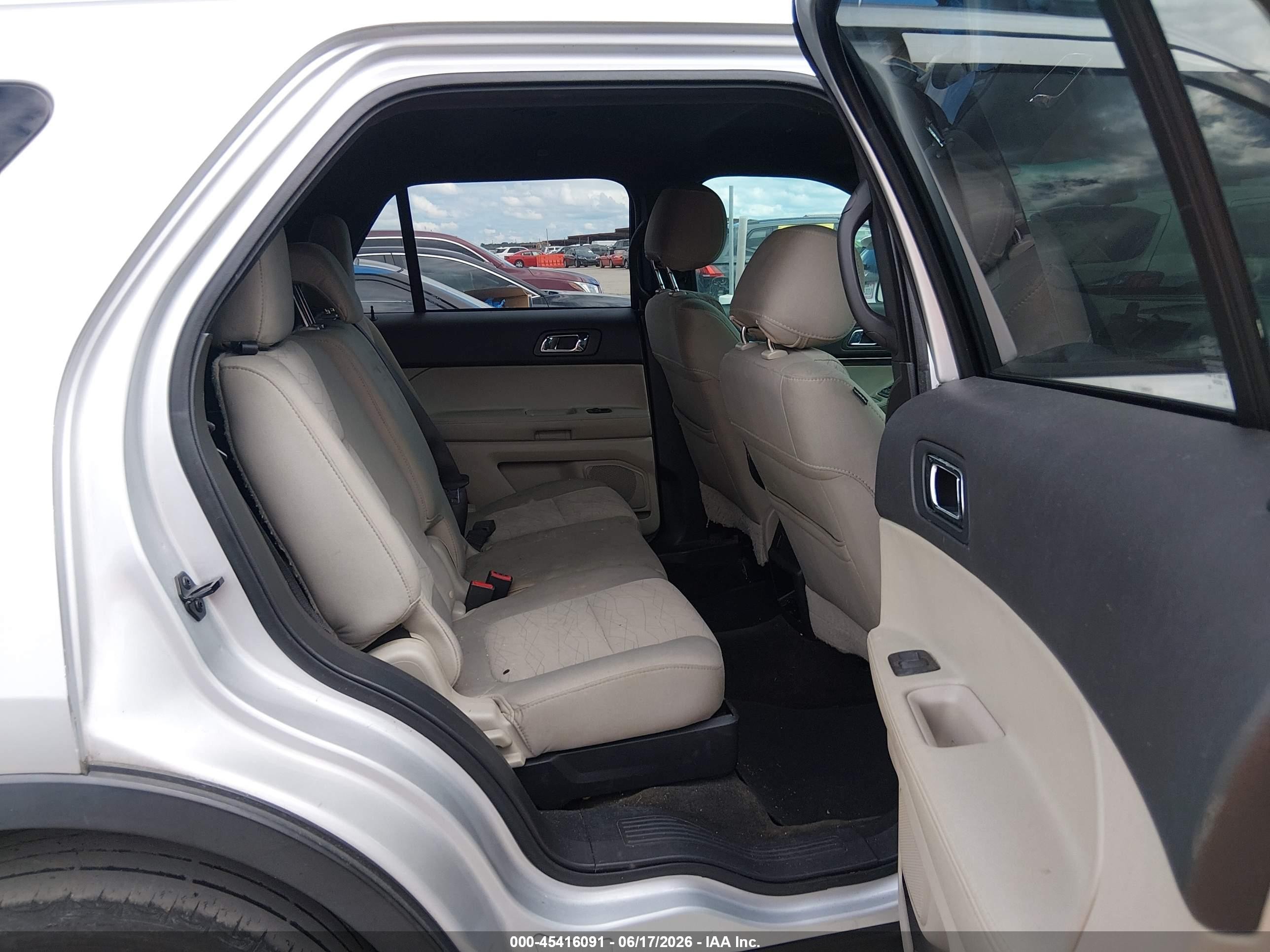 2015 Ford Explorer   Серебряный vin: 1FM5K7B8XFGA33529