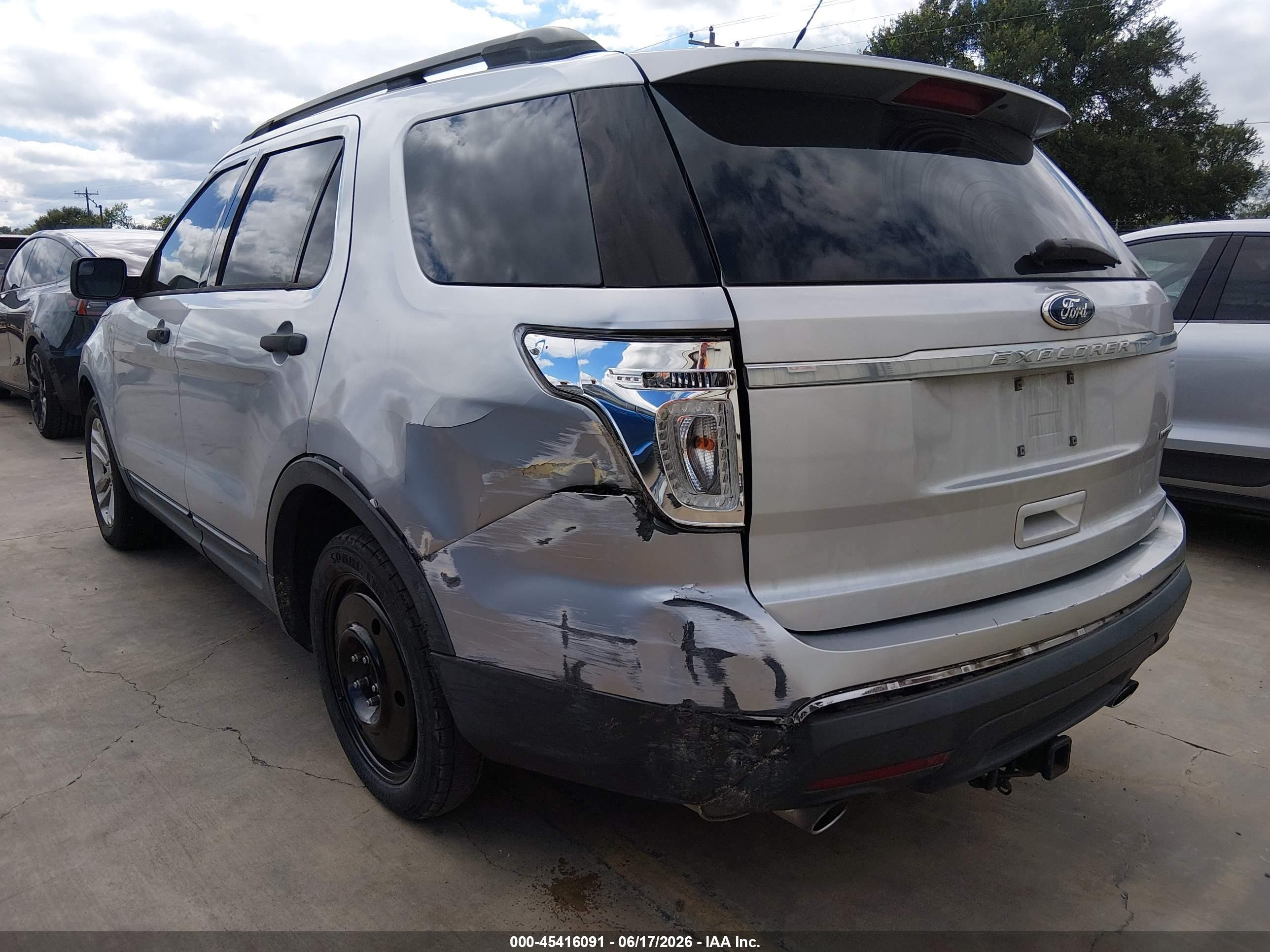 2015 Ford Explorer   Серебряный vin: 1FM5K7B8XFGA33529