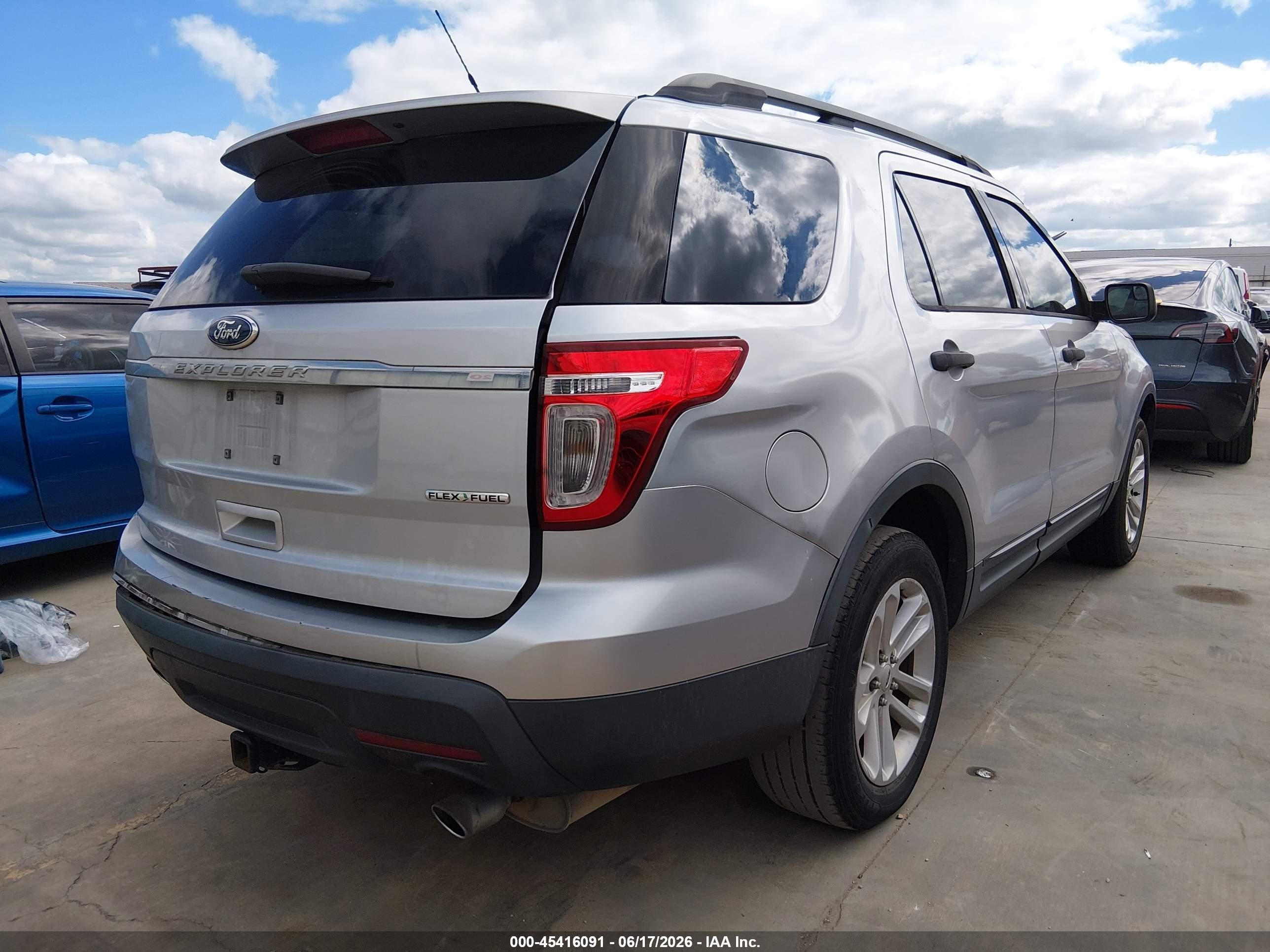 2015 Ford Explorer   Серебряный vin: 1FM5K7B8XFGA33529