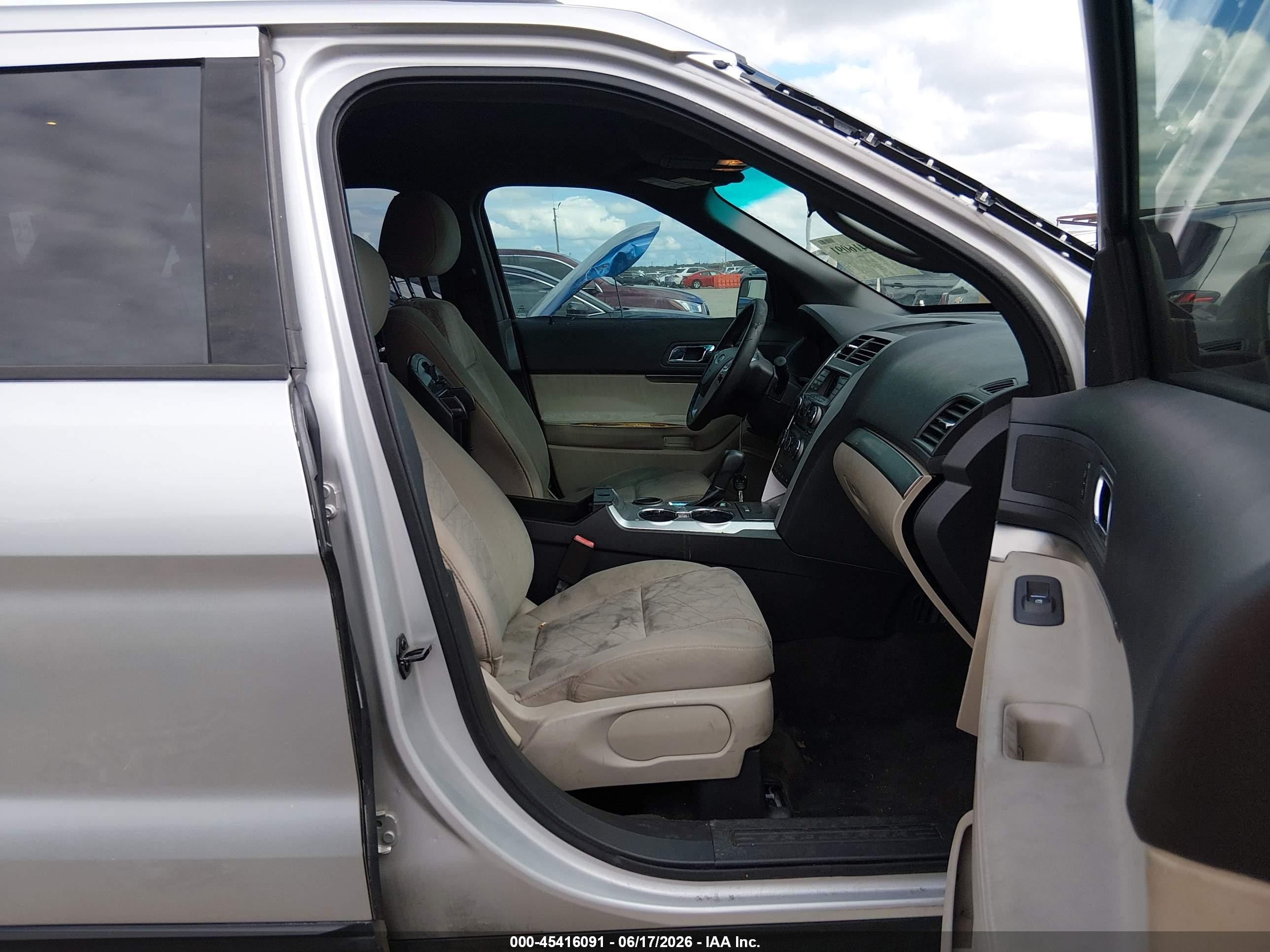 2015 Ford Explorer   Серебряный vin: 1FM5K7B8XFGA33529