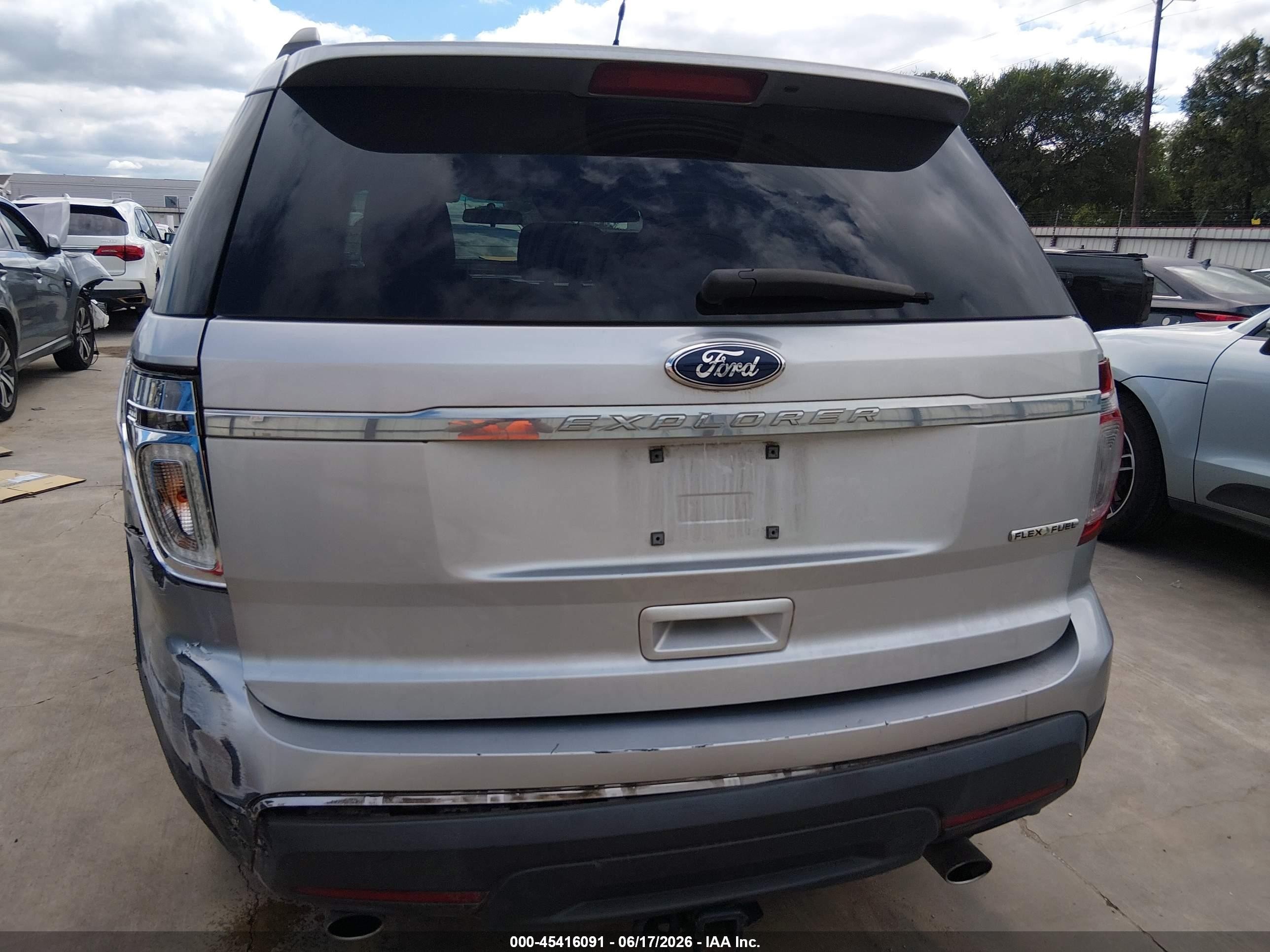 2015 Ford Explorer   Серебряный vin: 1FM5K7B8XFGA33529
