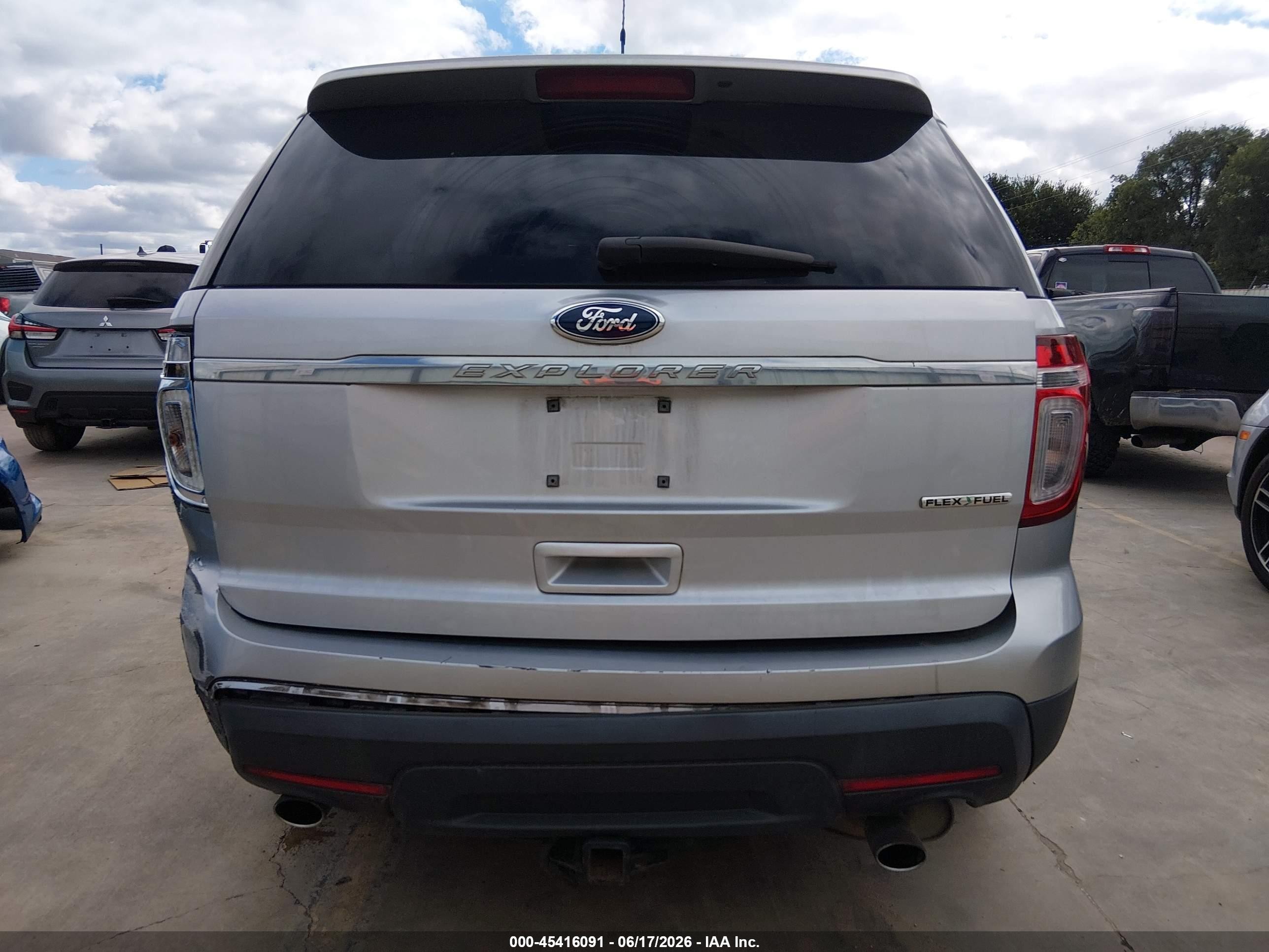2015 Ford Explorer   Серебряный vin: 1FM5K7B8XFGA33529