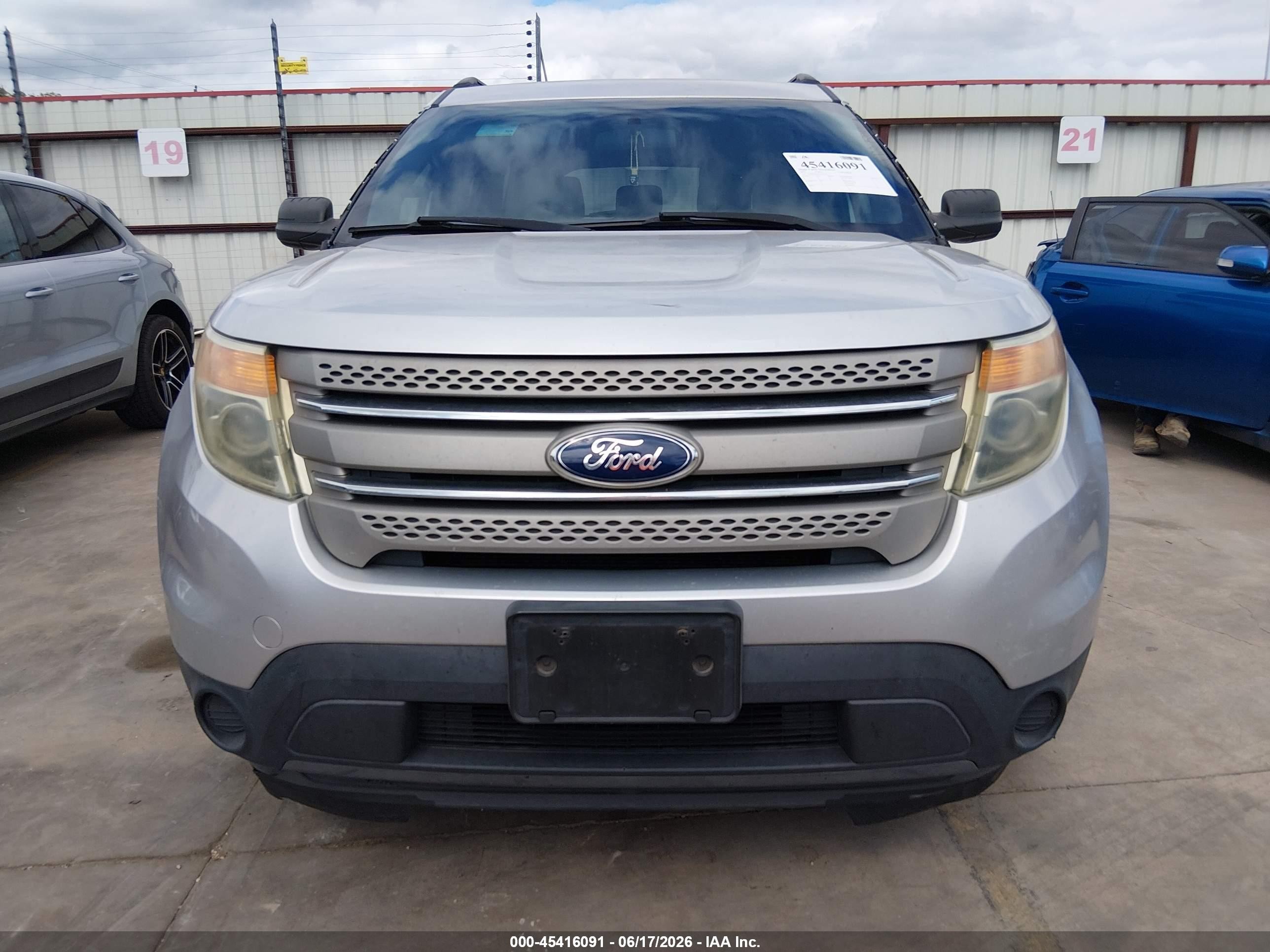 2015 Ford Explorer   Серебряный vin: 1FM5K7B8XFGA33529