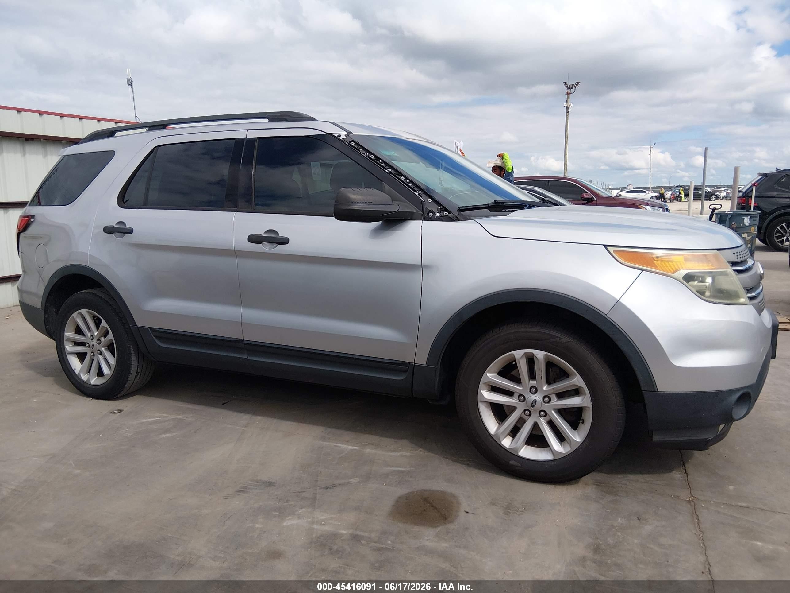 2015 Ford Explorer   Серебряный vin: 1FM5K7B8XFGA33529