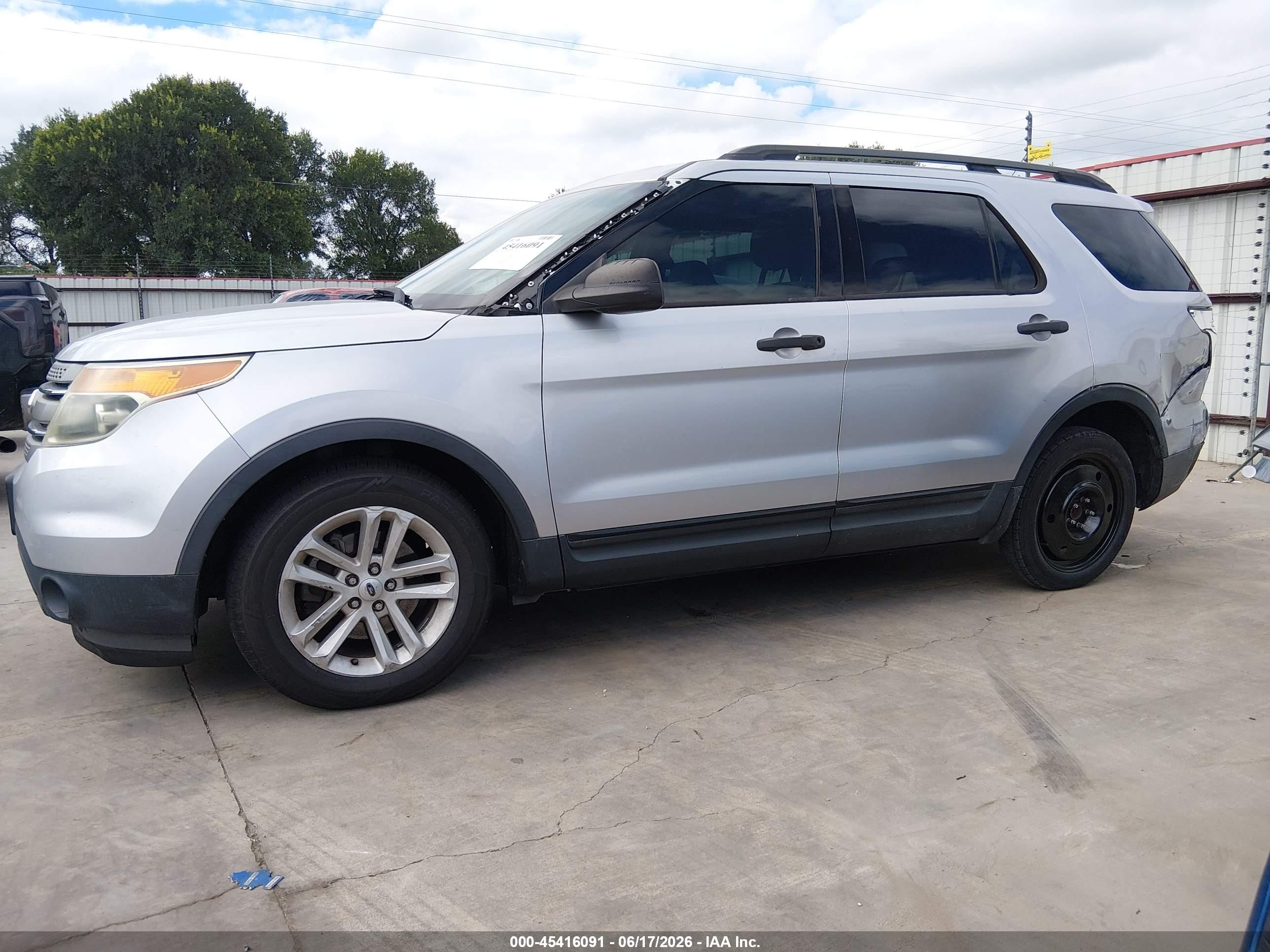 2015 Ford Explorer   Серебряный vin: 1FM5K7B8XFGA33529