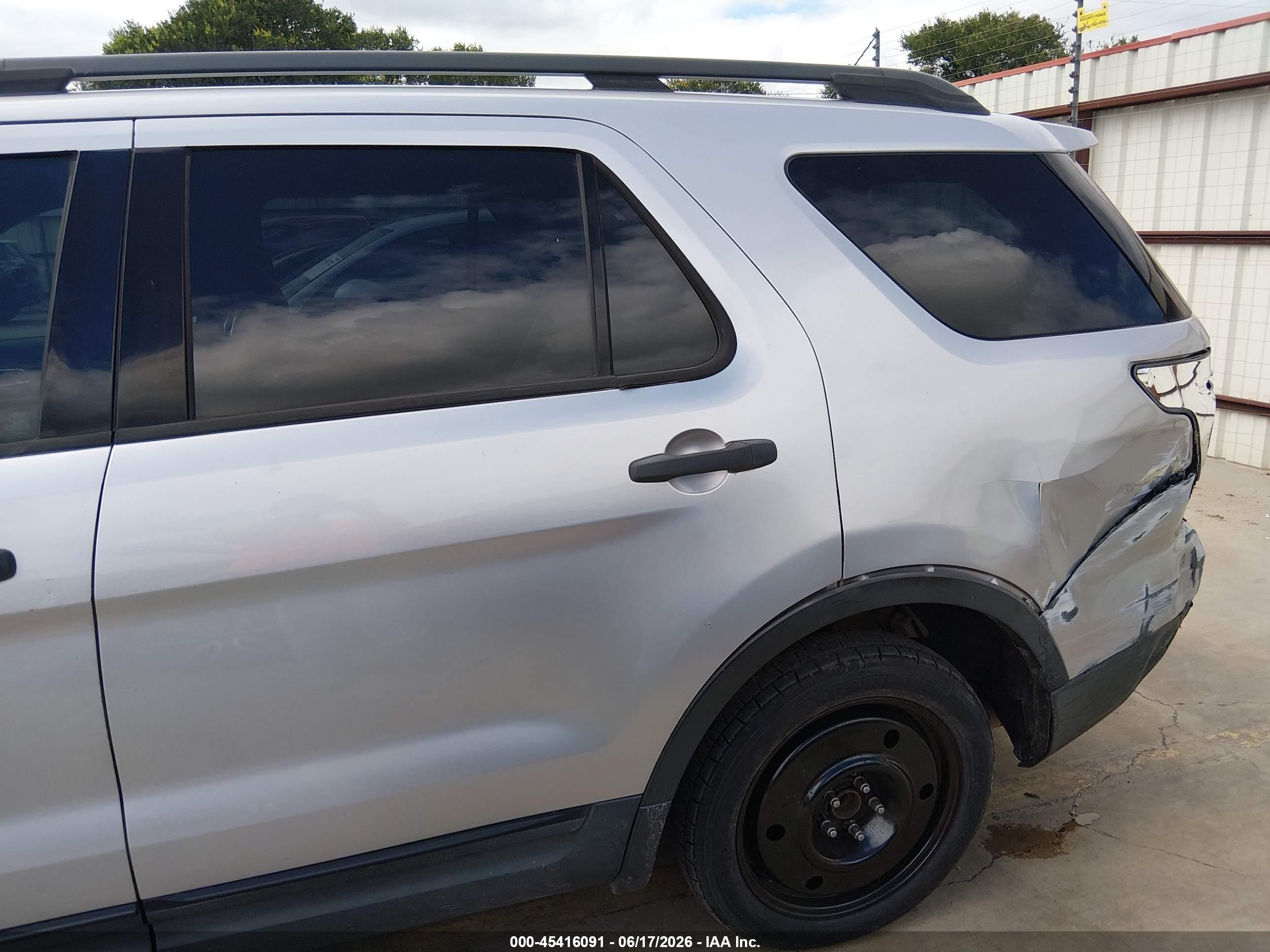 2015 Ford Explorer   Серебряный vin: 1FM5K7B8XFGA33529