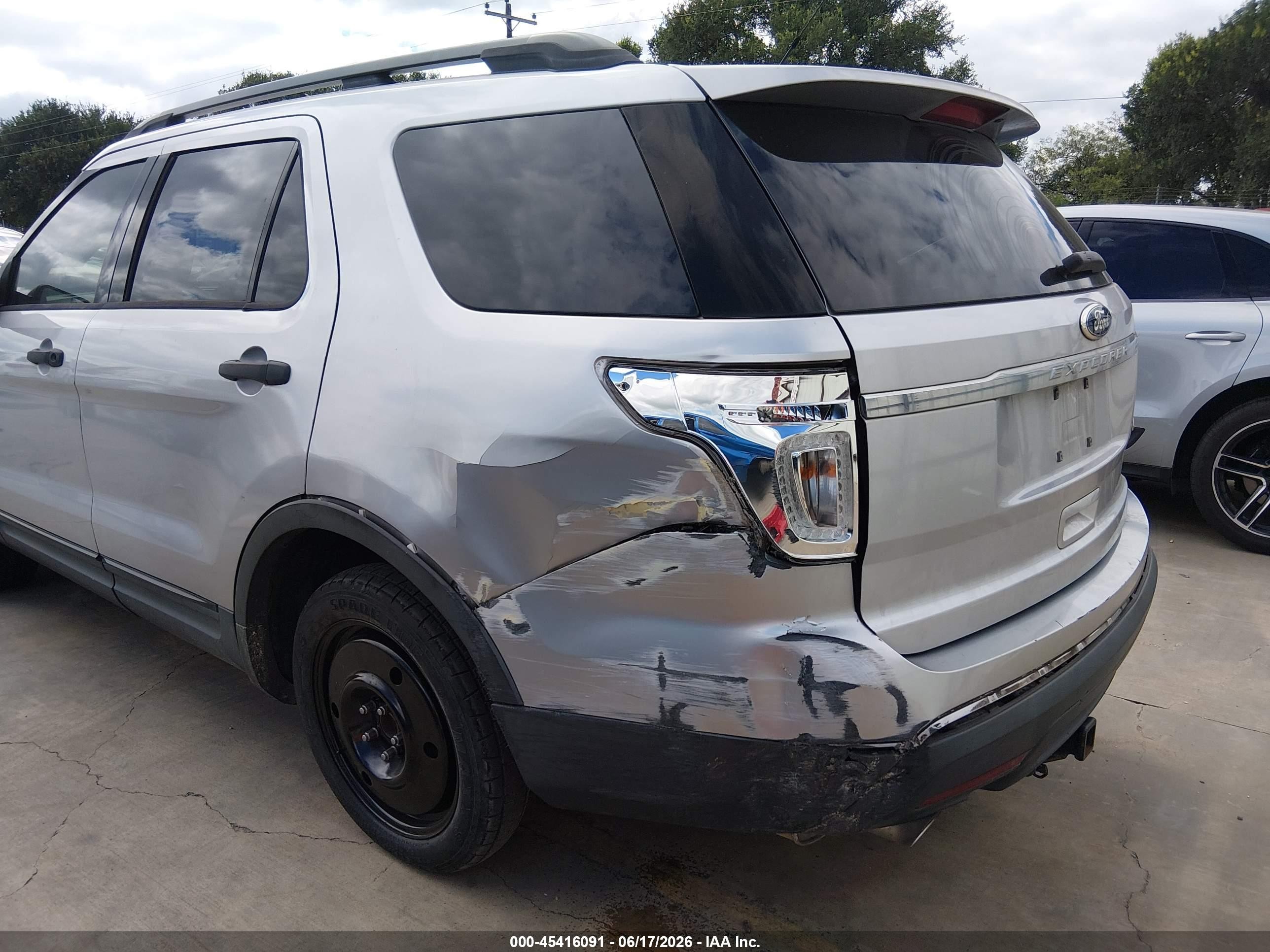 2015 Ford Explorer   Серебряный vin: 1FM5K7B8XFGA33529
