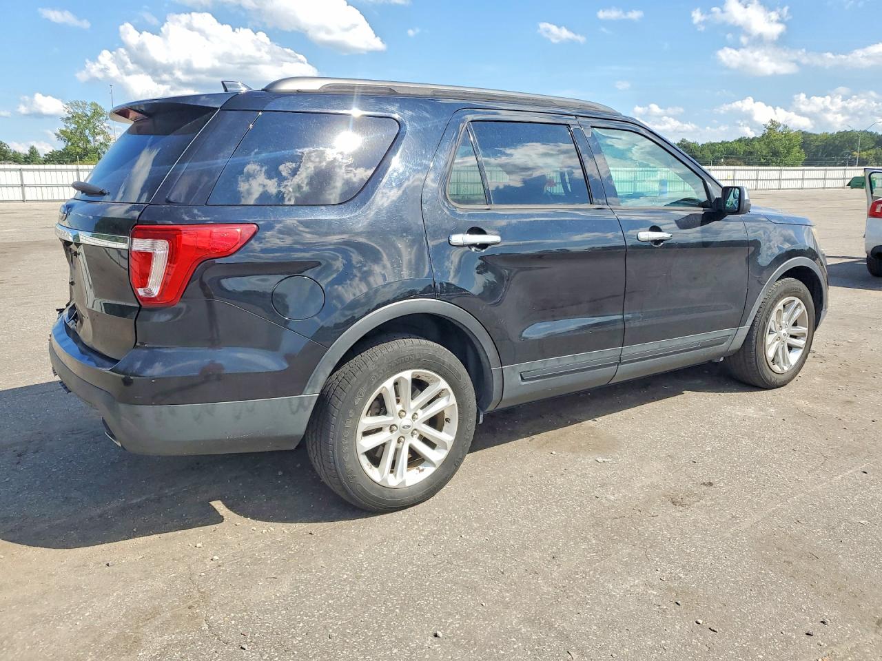 2017 Ford Explorer Black vin: 1FM5K7B8XHGC99328