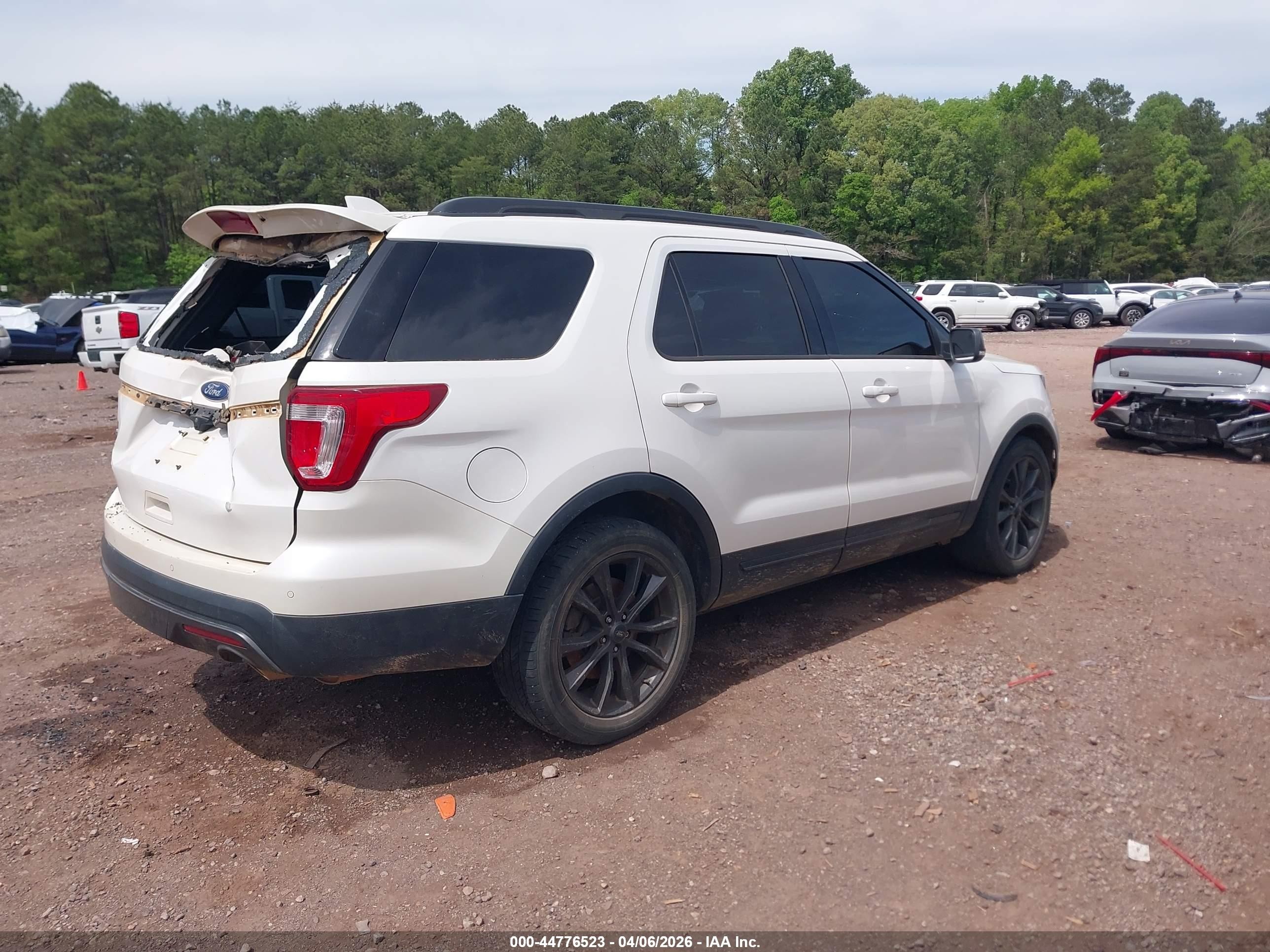 2017 Ford Explorer Xlt White vin: 1FM5K7D81HGA97085