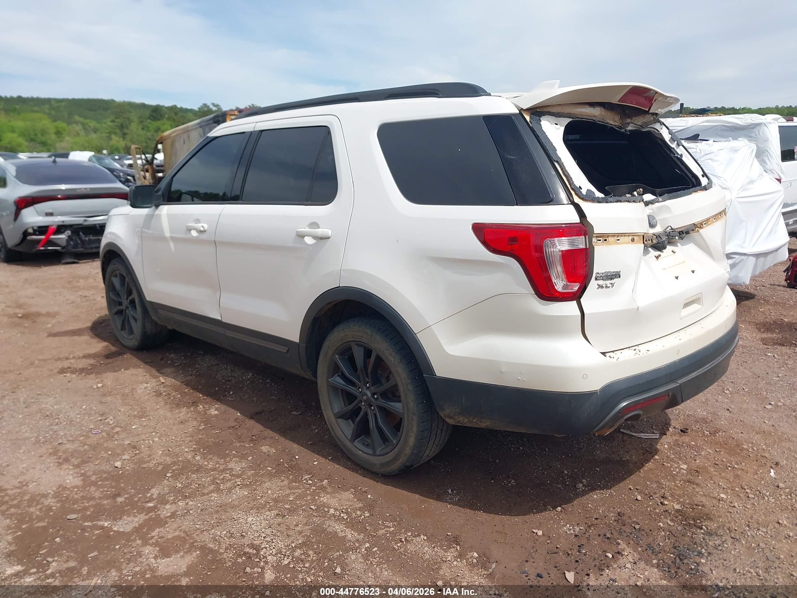 2017 Ford Explorer Xlt White vin: 1FM5K7D81HGA97085