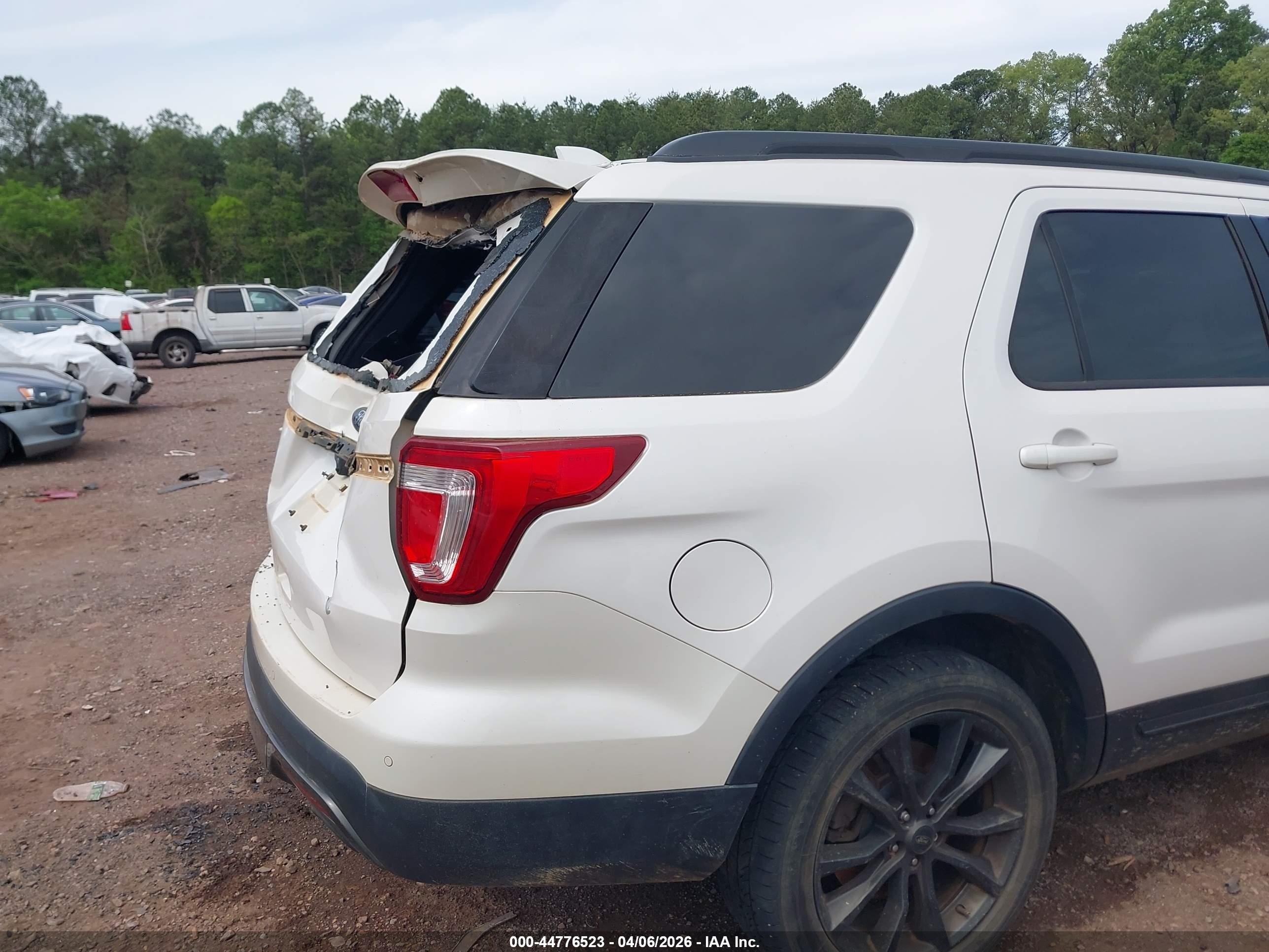 2017 Ford Explorer Xlt White vin: 1FM5K7D81HGA97085
