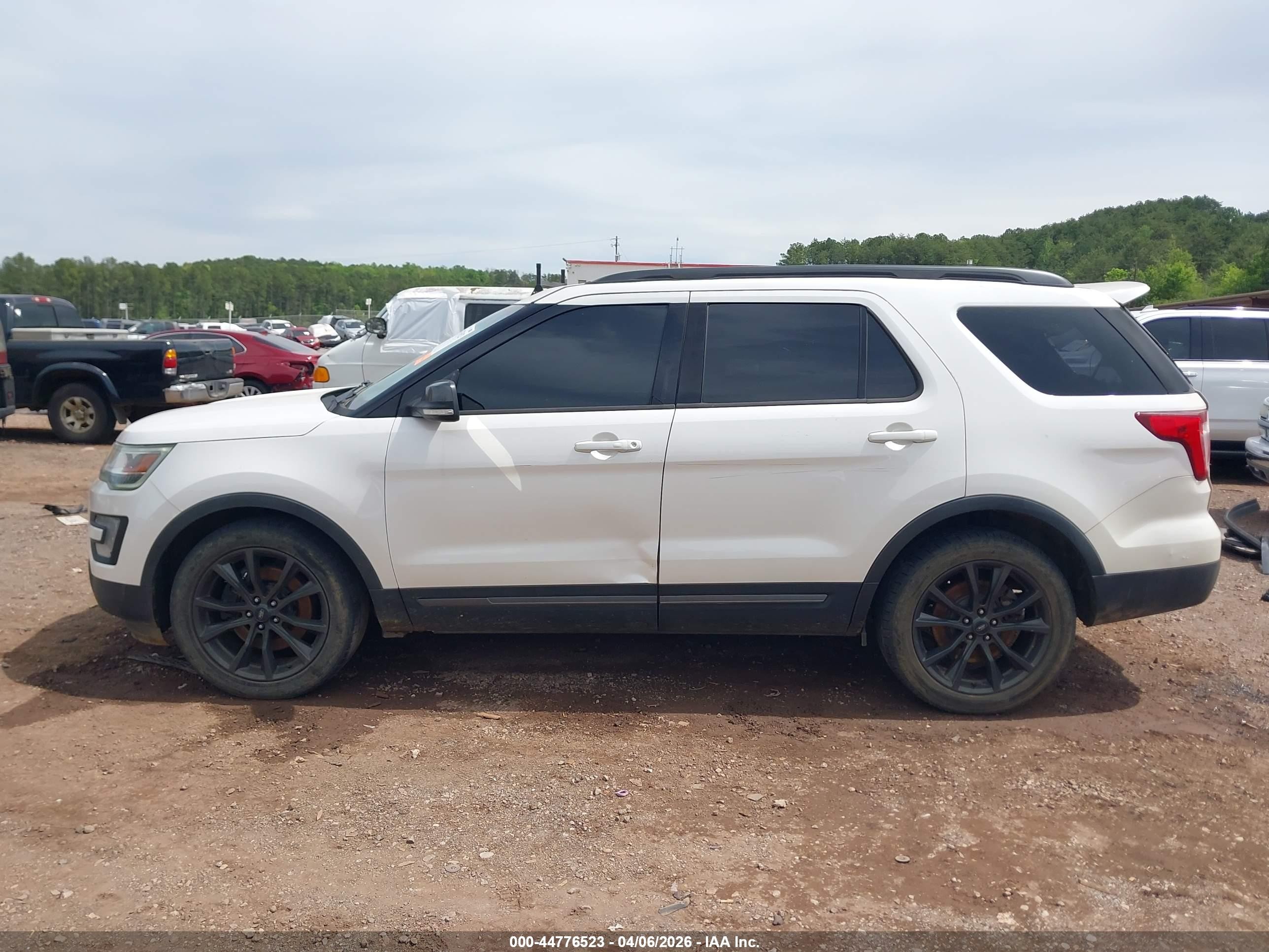 2017 Ford Explorer Xlt White vin: 1FM5K7D81HGA97085