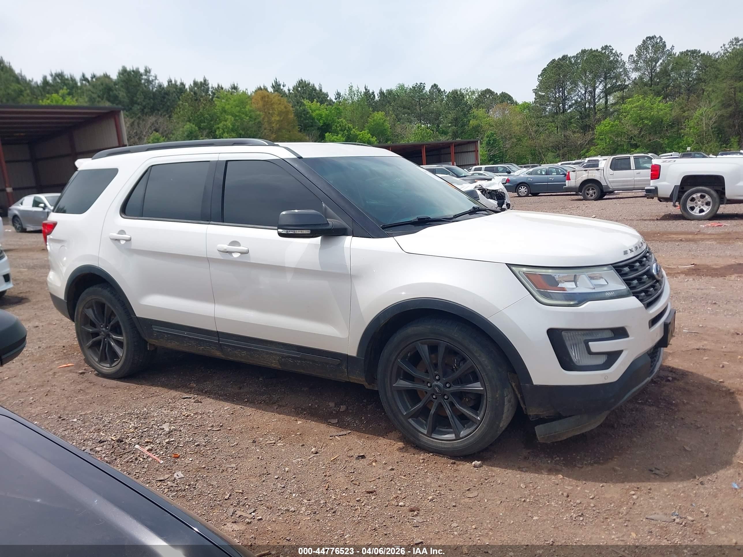 2017 Ford Explorer Xlt White vin: 1FM5K7D81HGA97085