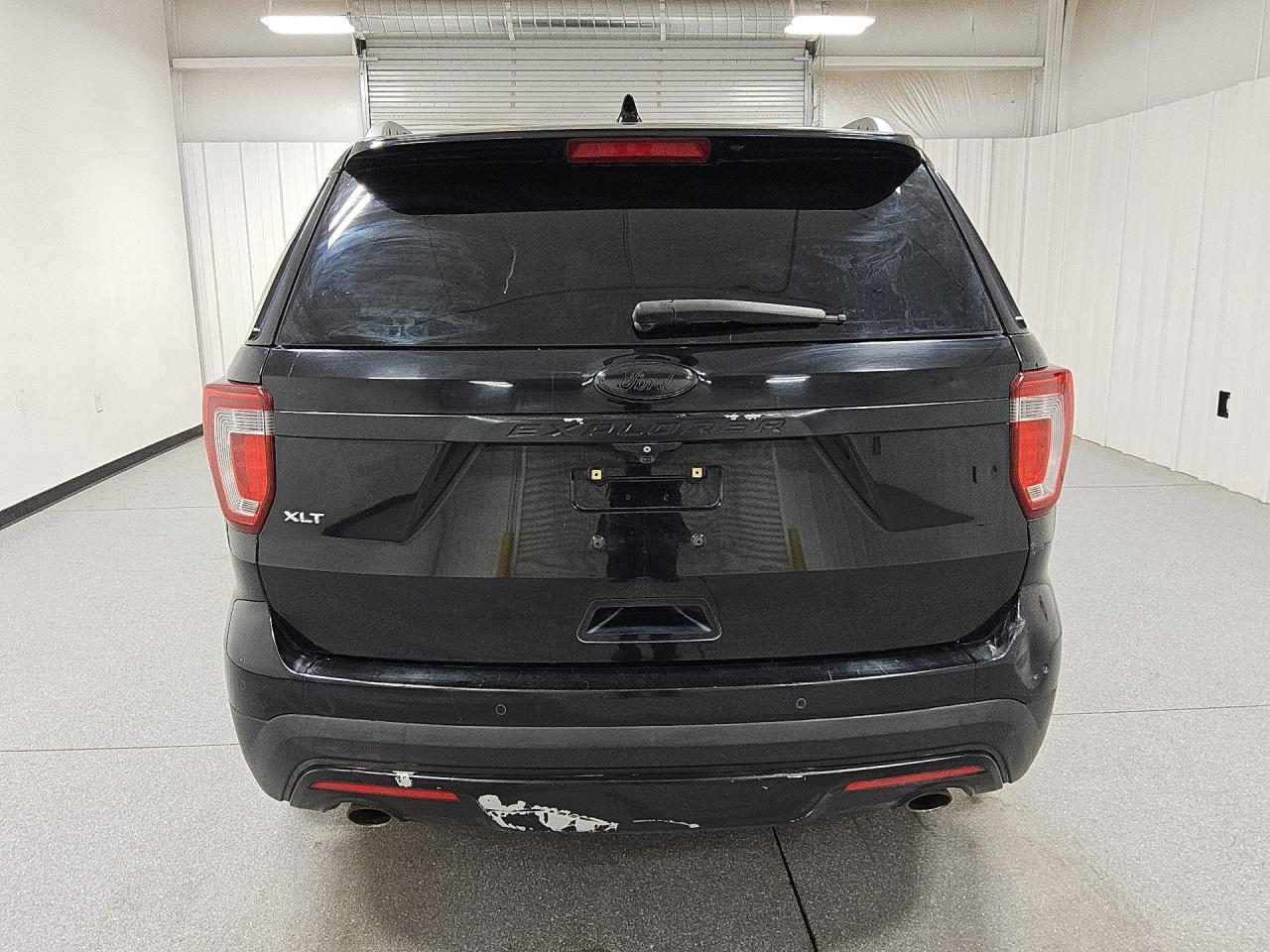 2016 Ford Explorer Xlt Black vin: 1FM5K7D82GGA35161 Damage: Rear Bumper Center Molding, Peeling, > 12 Inches
