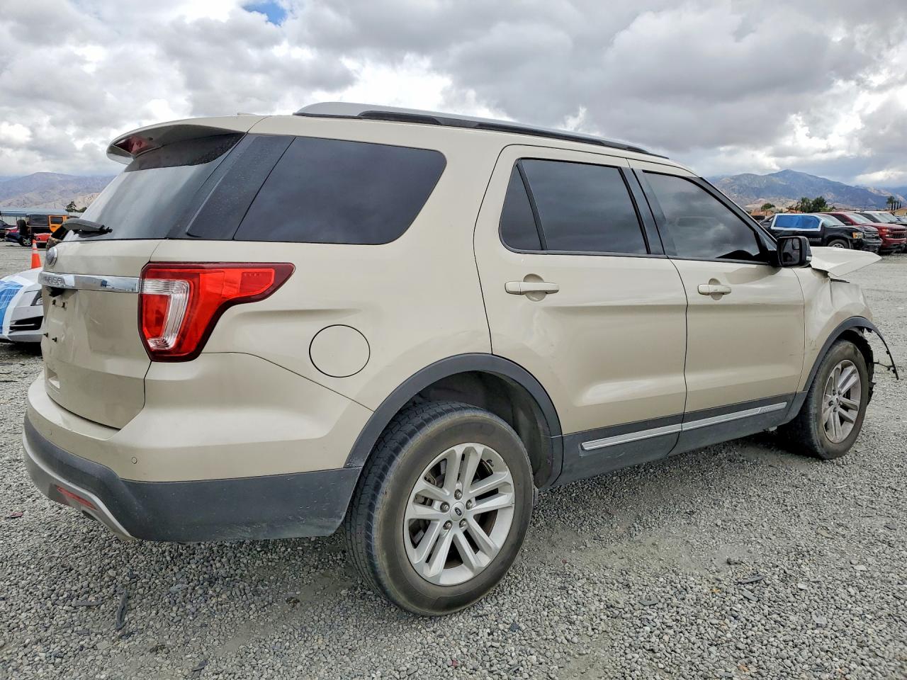 2017 Ford Explorer Xlt Gold vin: 1FM5K7D82HGA61535