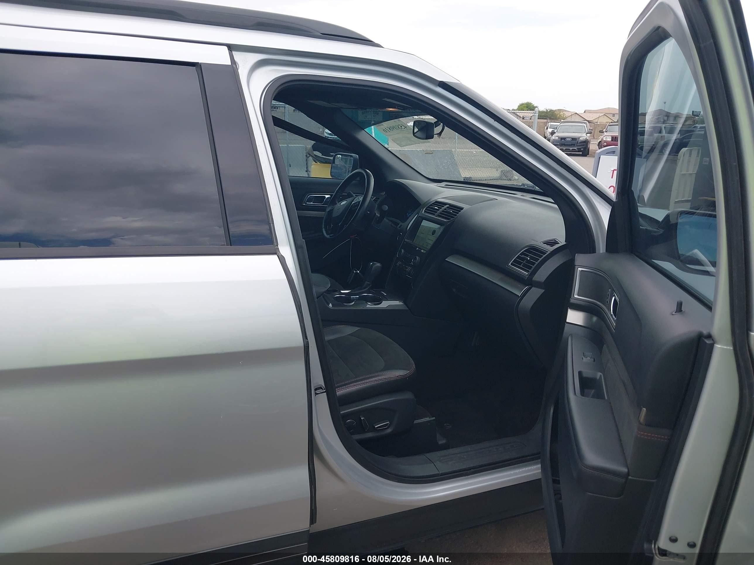2018 Ford Explorer Xlt Silver vin: 1FM5K7D82JGA80981