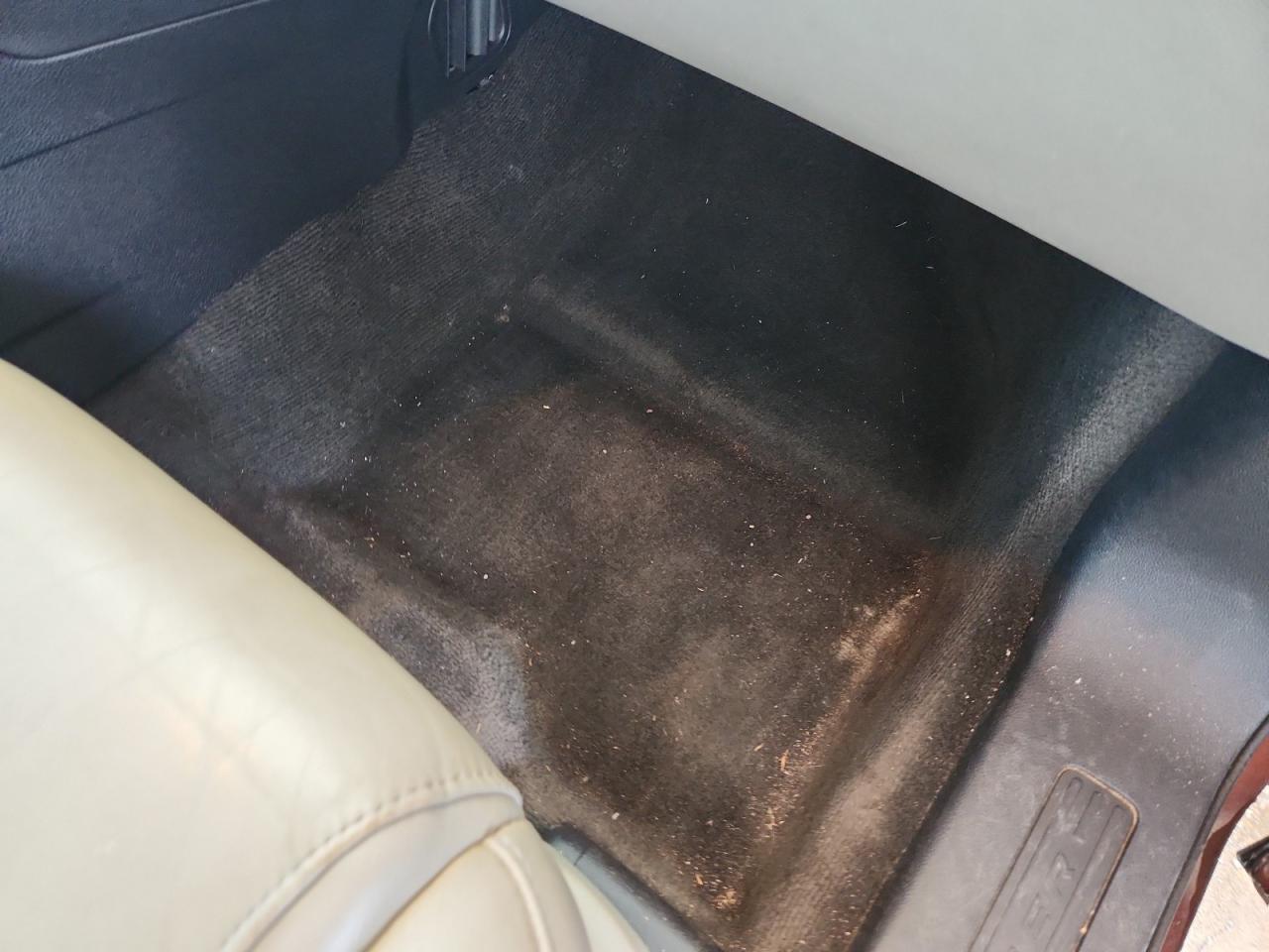 2015 Ford Explorer Xlt Brown vin: 1FM5K7D83FGA83038 Damage: Right Front Carpet, Stained, Permanent