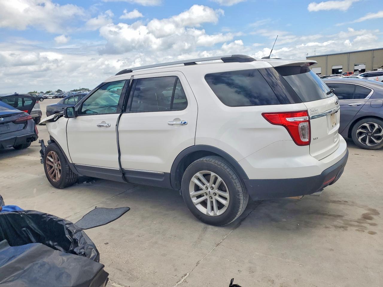 2015 Ford Explorer Xlt White vin: 1FM5K7D88FGA83018