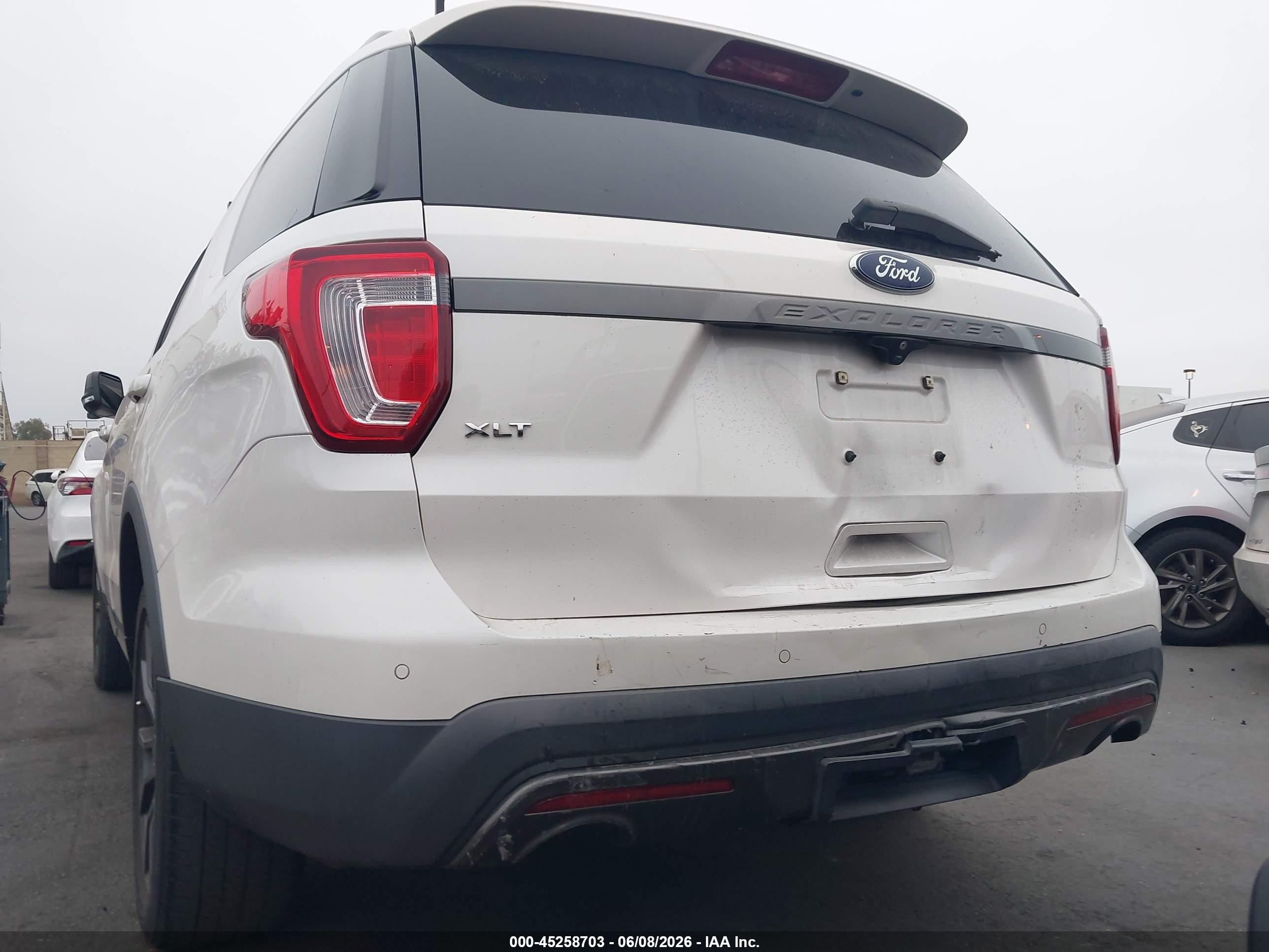 2017 Ford Explorer Xlt White vin: 1FM5K7D89HGD42036