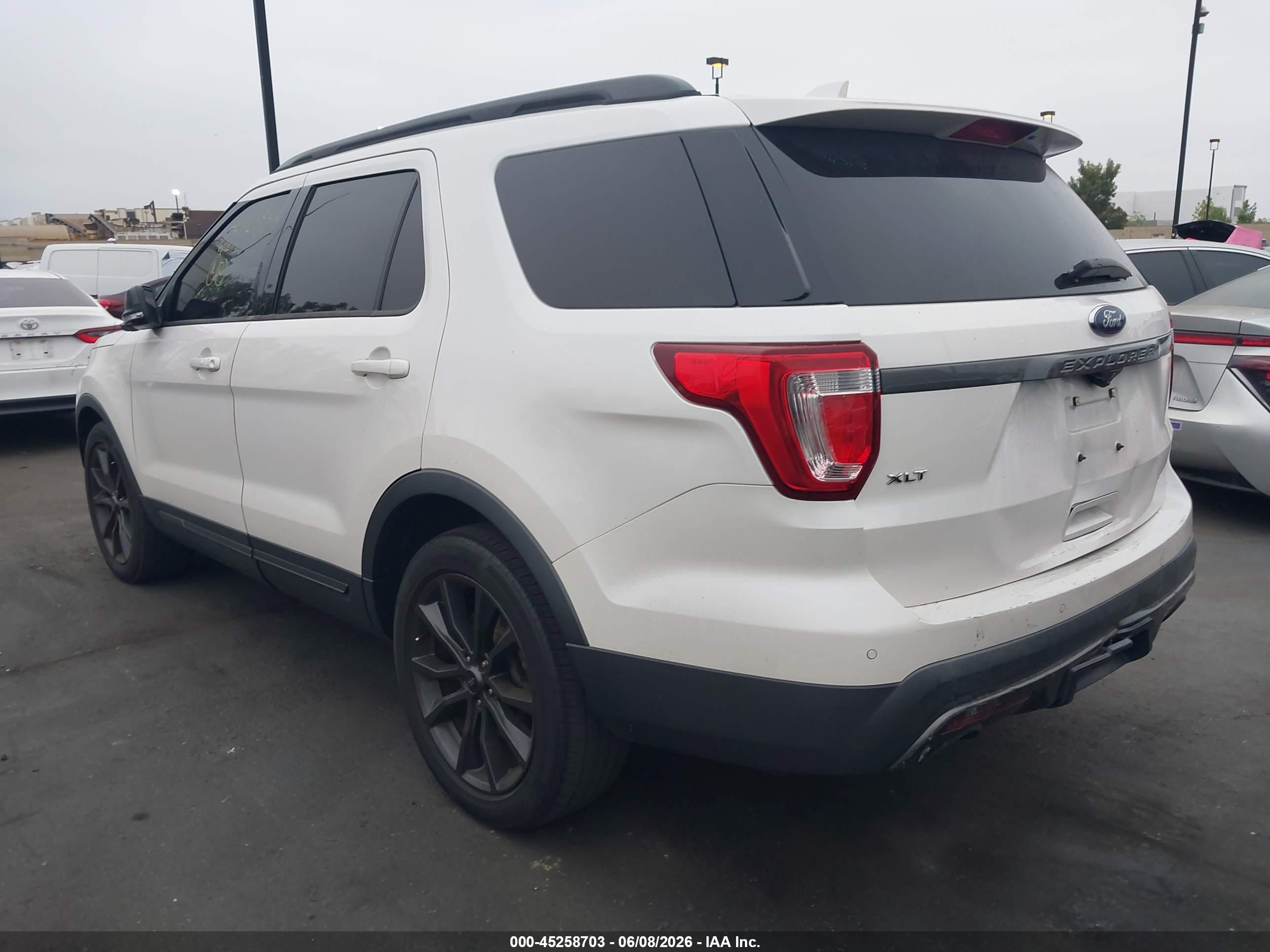 2017 Ford Explorer Xlt White vin: 1FM5K7D89HGD42036