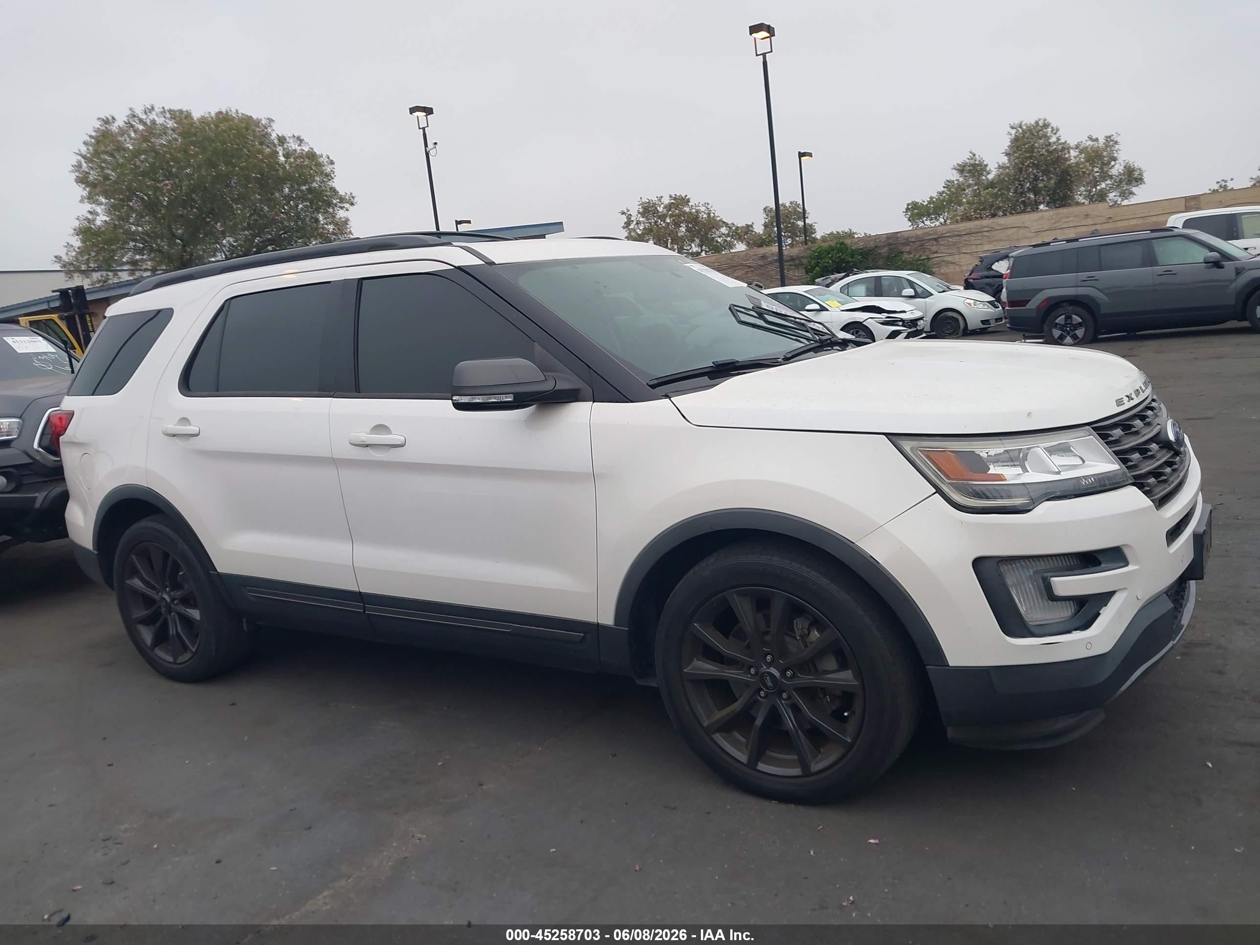 2017 Ford Explorer Xlt White vin: 1FM5K7D89HGD42036