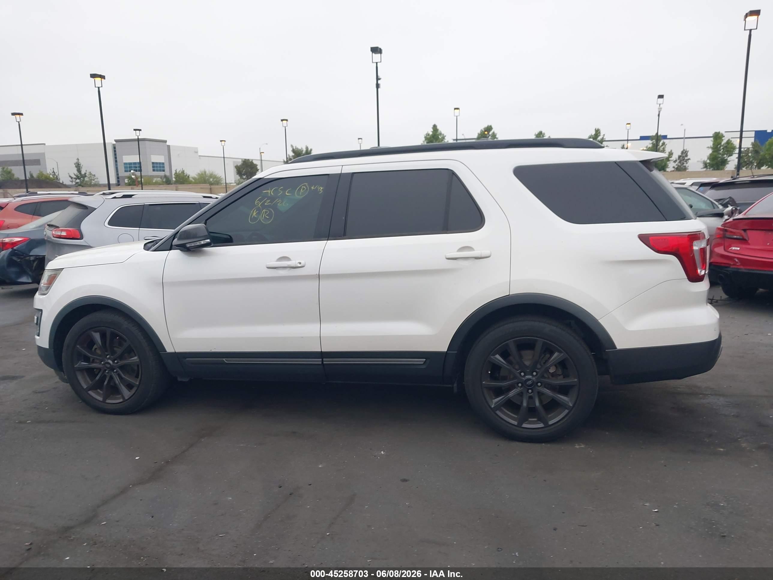 2017 Ford Explorer Xlt White vin: 1FM5K7D89HGD42036
