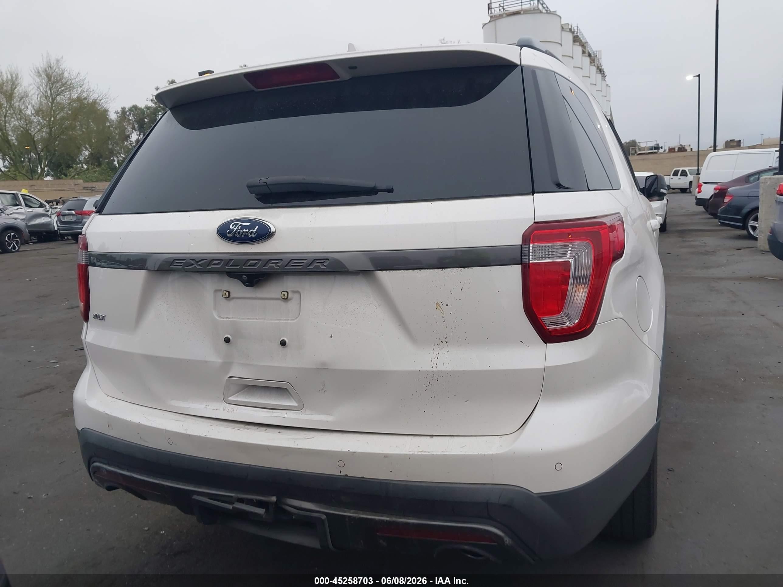 2017 Ford Explorer Xlt White vin: 1FM5K7D89HGD42036