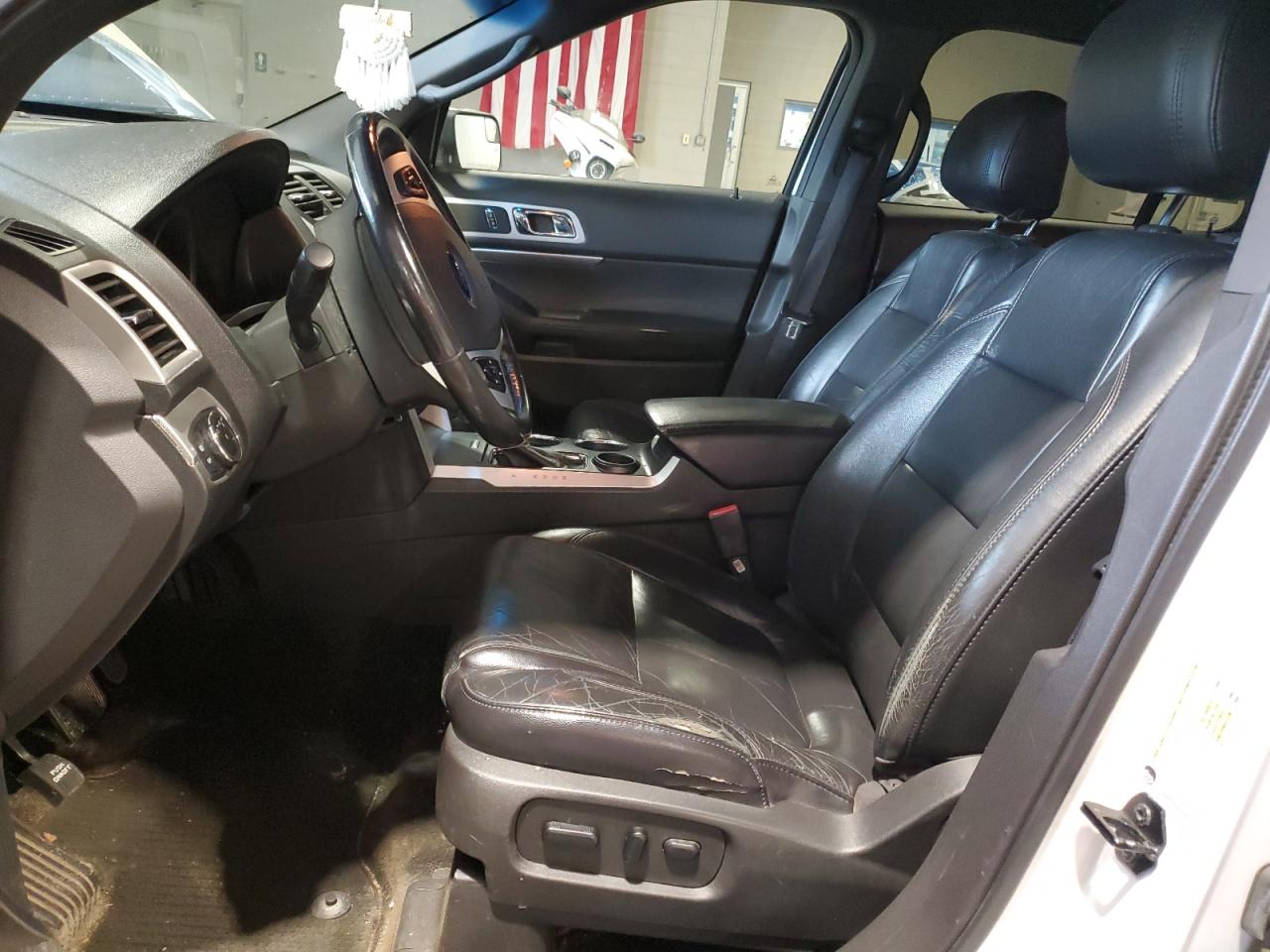 2013 Ford Explorer Xlt White vin: 1FM5K7D8XDGA29703 Damage: Left Front Seat Cushion, Worn, Acceptable