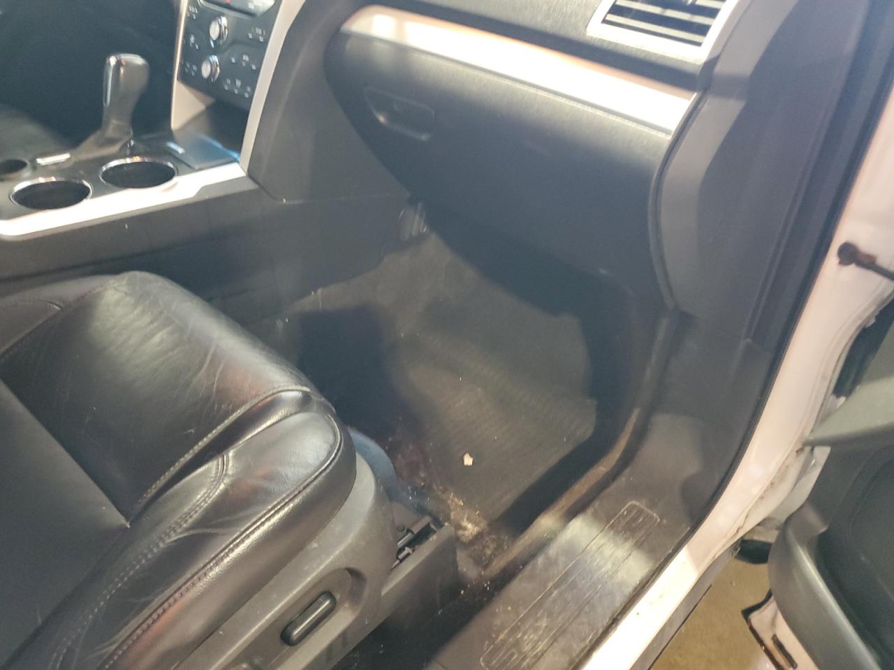 2013 Ford Explorer Xlt White vin: 1FM5K7D8XDGA29703 Damage: Right Front Carpet, Stained, Permanent