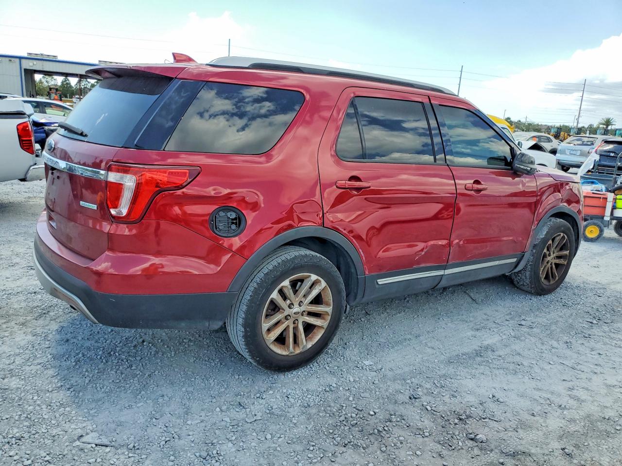 2017 Ford Explorer Red vin: 1FM5K7DH2HGE19684
