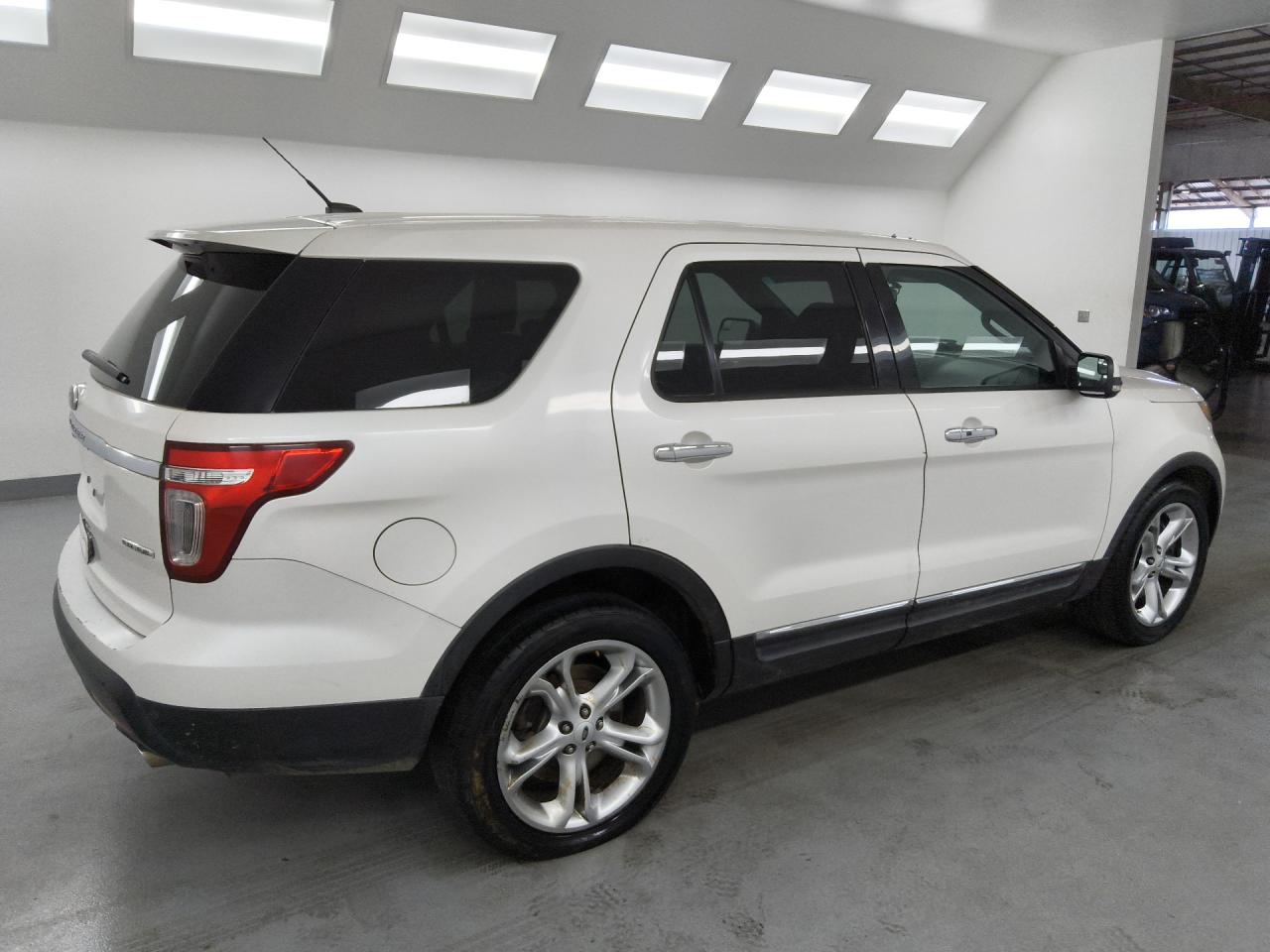 2015 Ford Explorer Limited White vin: 1FM5K7F86FGA70877 Damage: Right Front Tire, Worn, Replacement Required